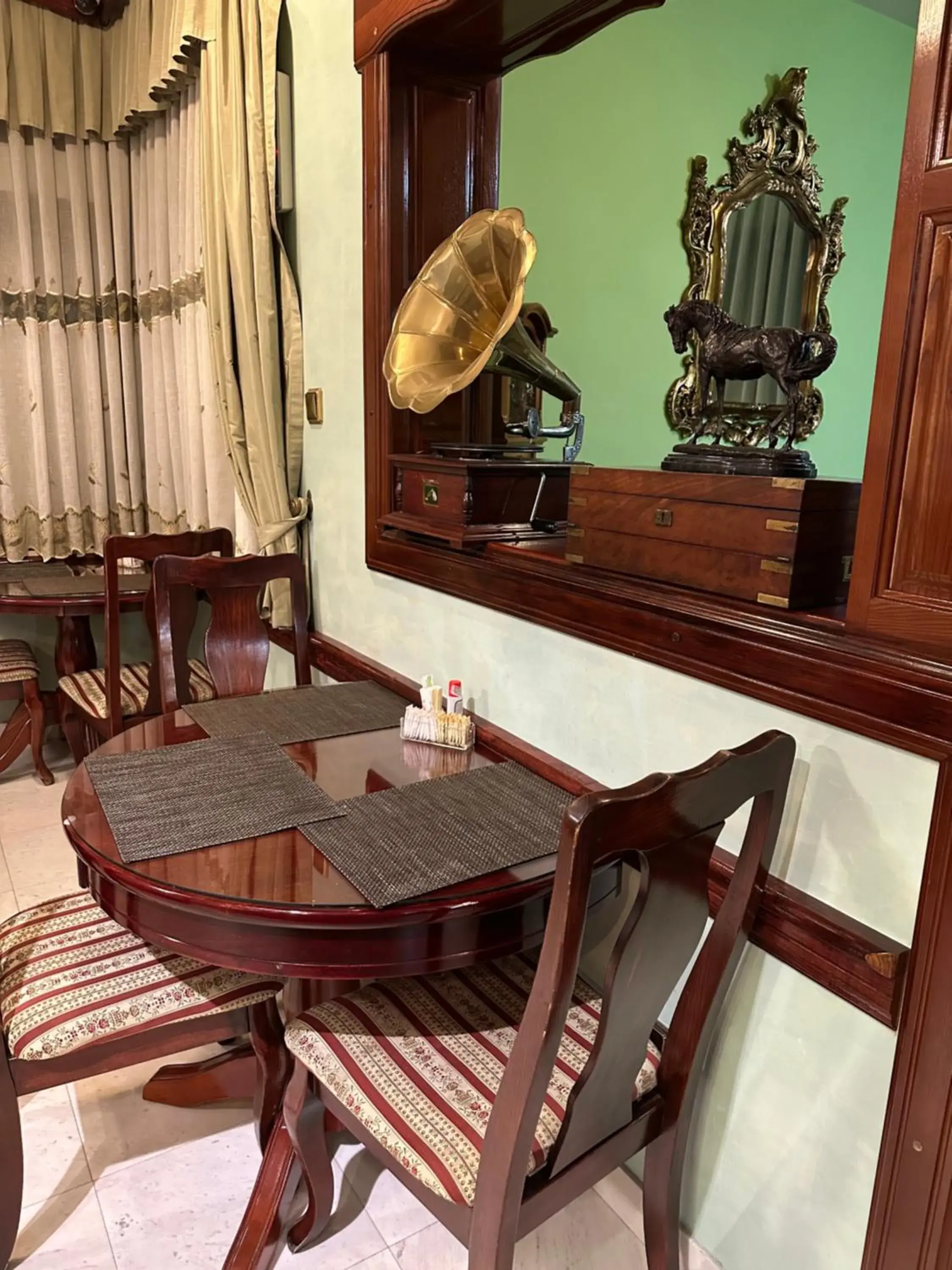 Restaurant/places to eat in Beatrix Lux Hotel Restaurant/places to eat in Beatrix Lux Hotel