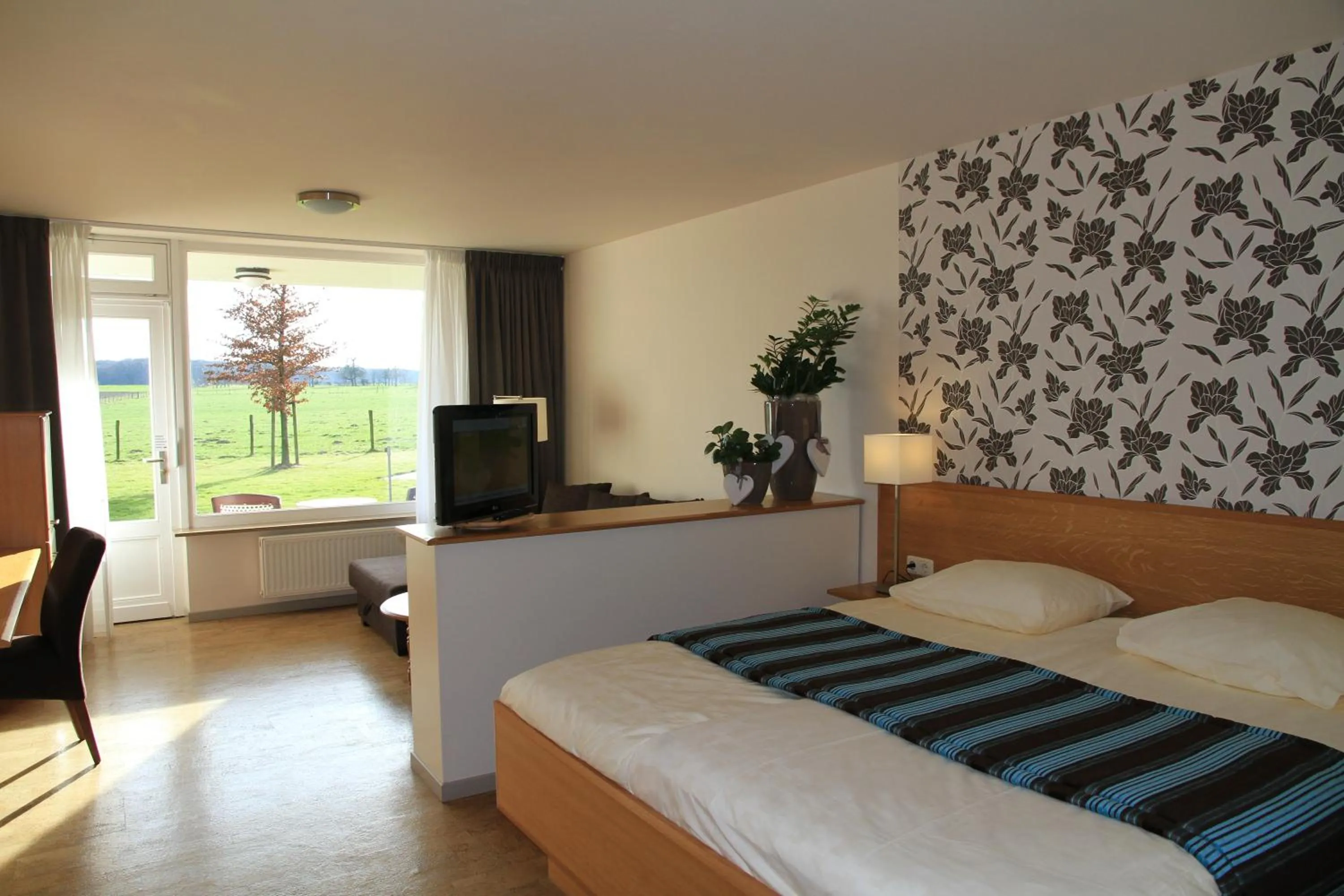 View (from property/room), Bed in Hotel Gerardushoeve