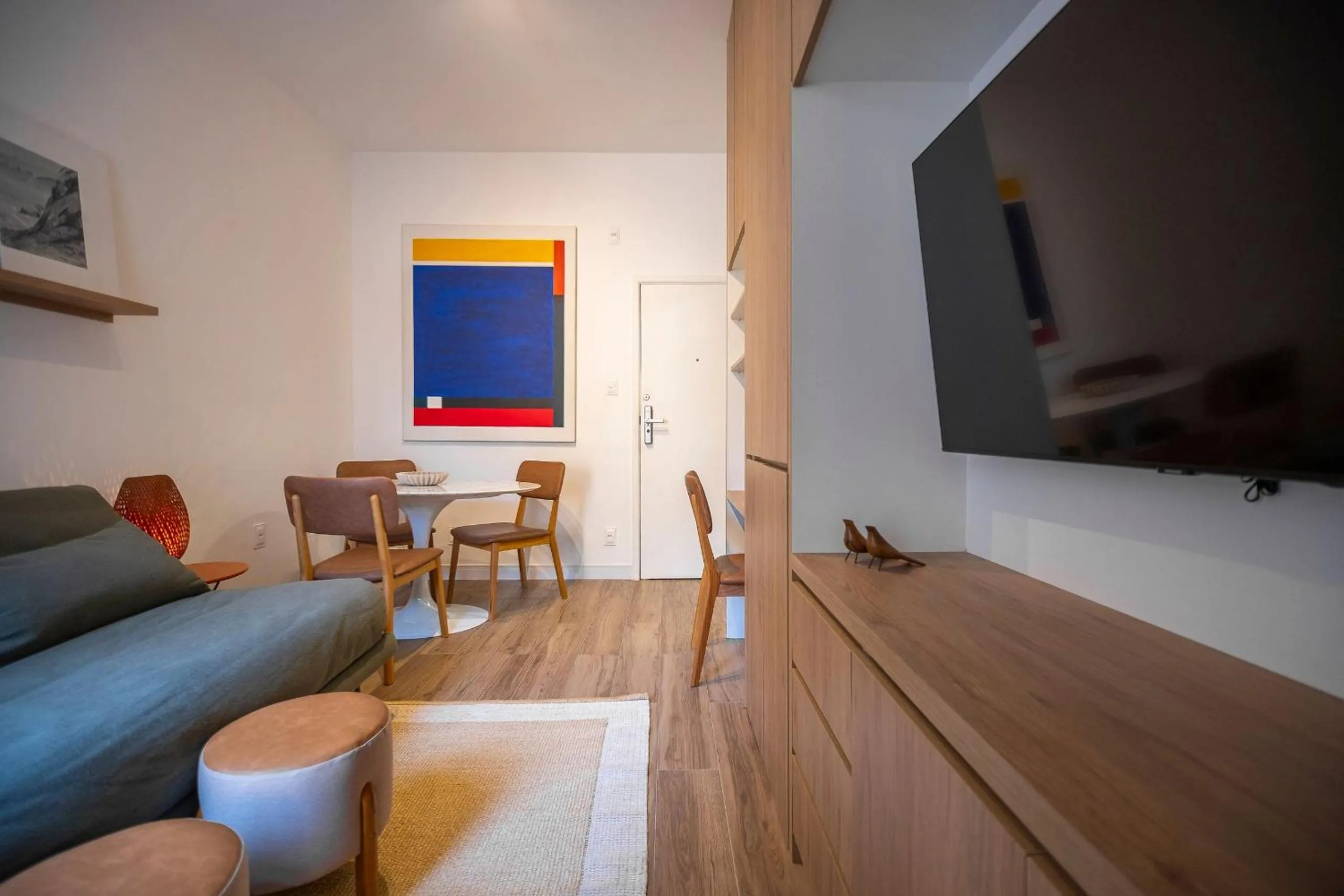 Living room in Conforto e praticidade na Gávea