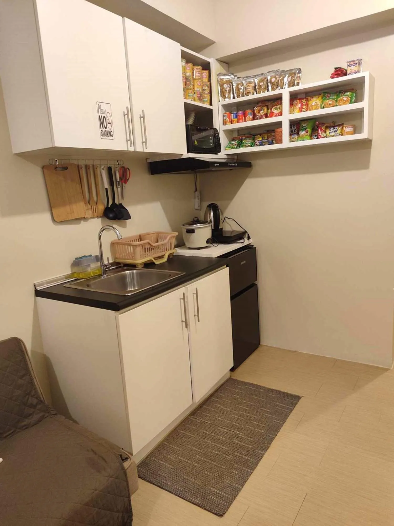 Kitchen or kitchenette in 622 Tower 1 Comfy, Cozy, Central w Free Pool Access