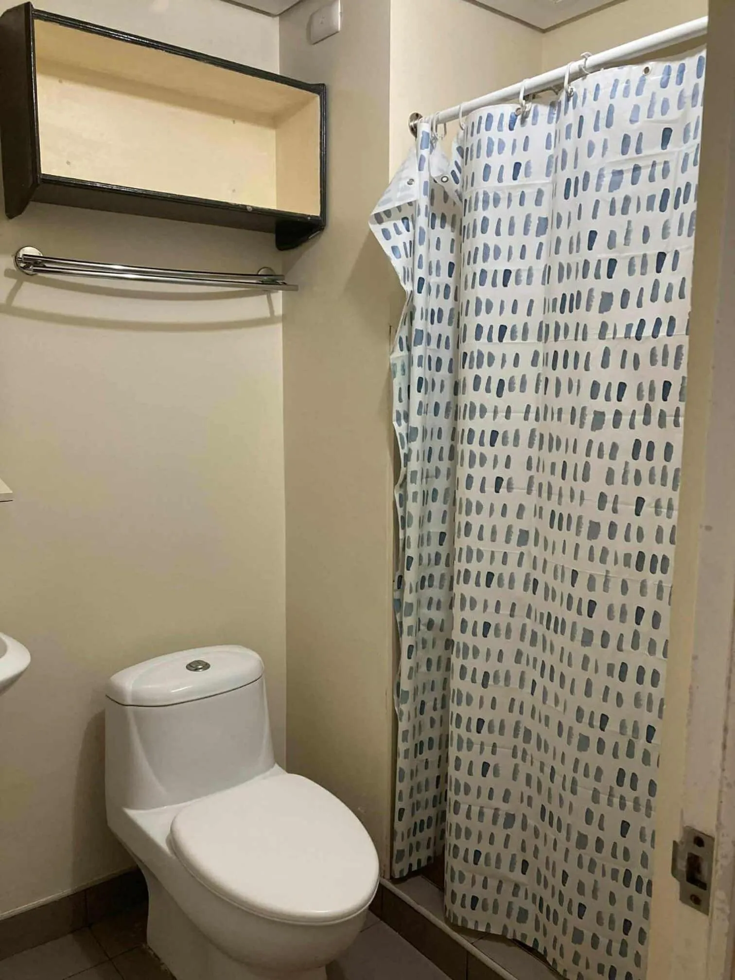 Toilet in 622 Tower 1 Comfy, Cozy, Central w Free Pool Access