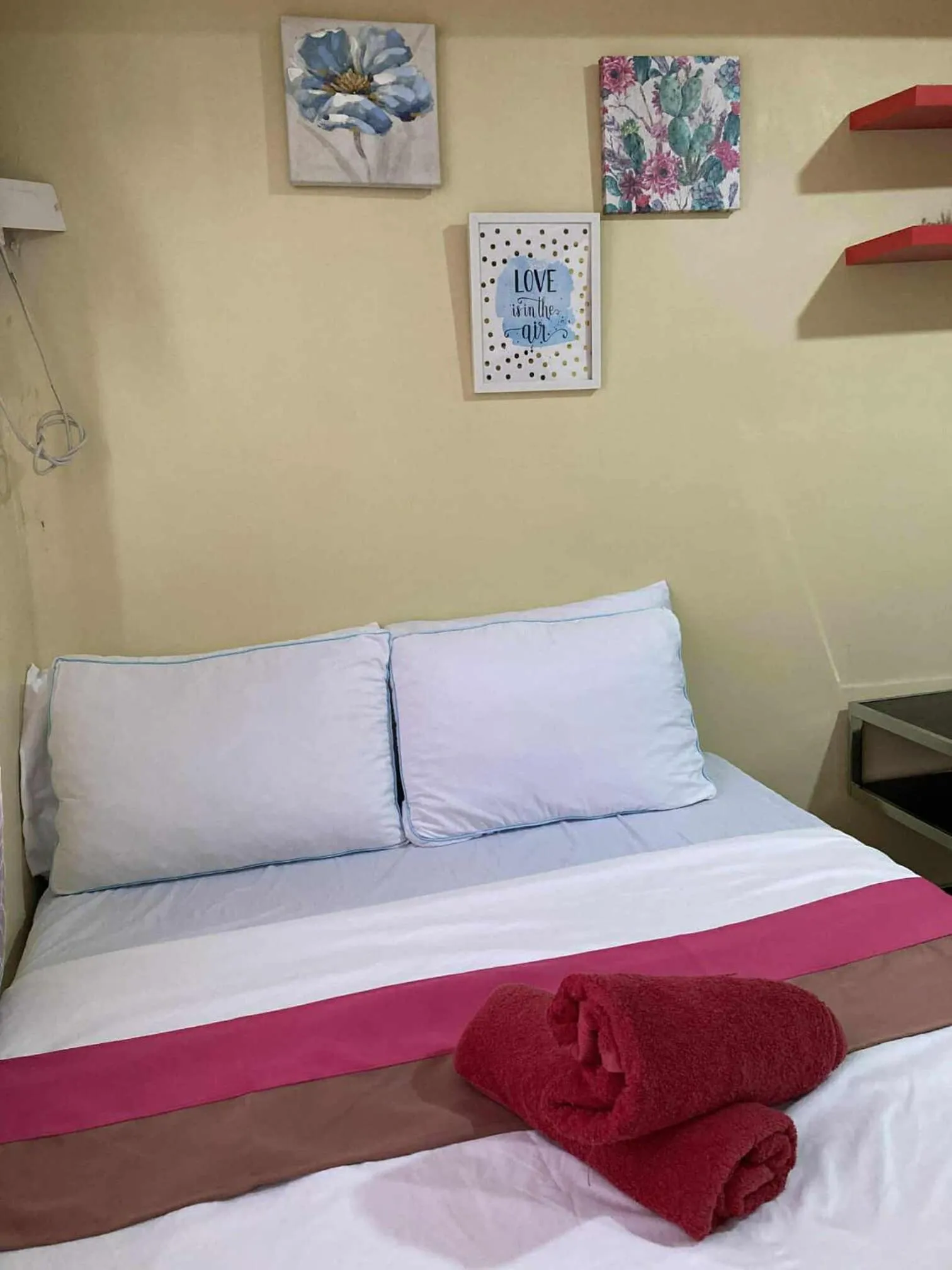 Bedroom, Bed in 622 Tower 1 Comfy, Cozy, Central w Free Pool Access