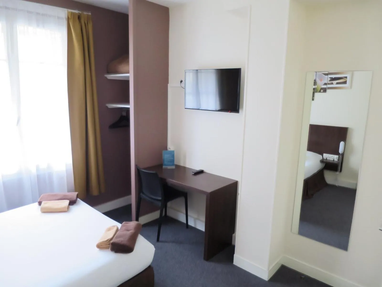 Bedroom, Bed in Hotel de la Paix