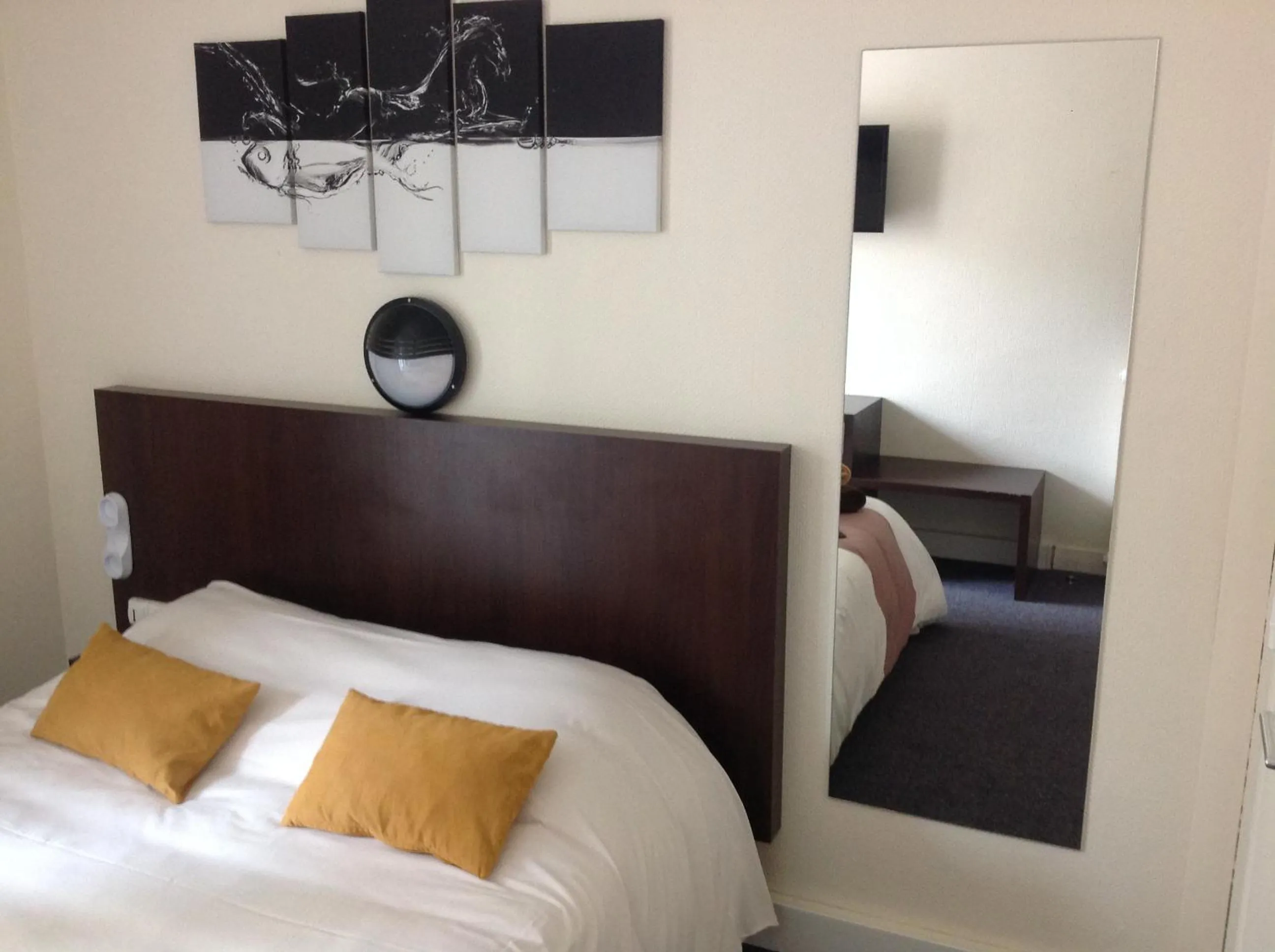 Bedroom, Bed in Hotel de la Paix