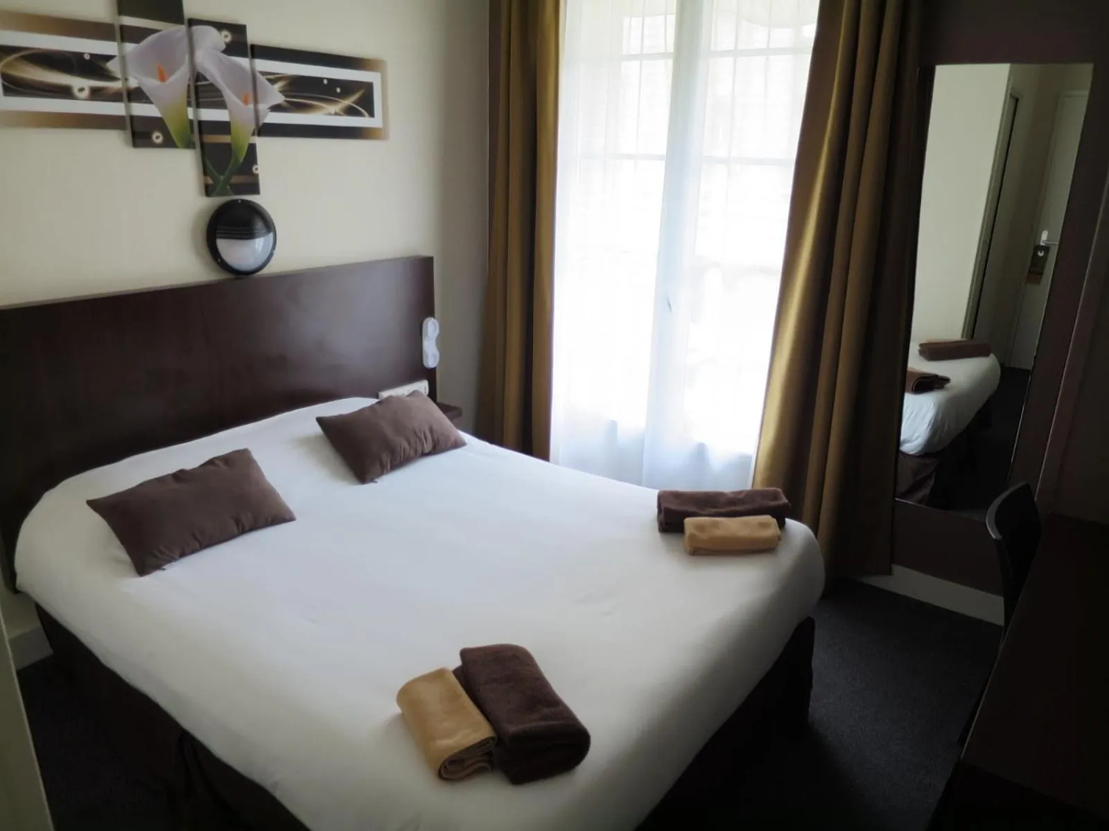 Bedroom, Bed in Hotel de la Paix