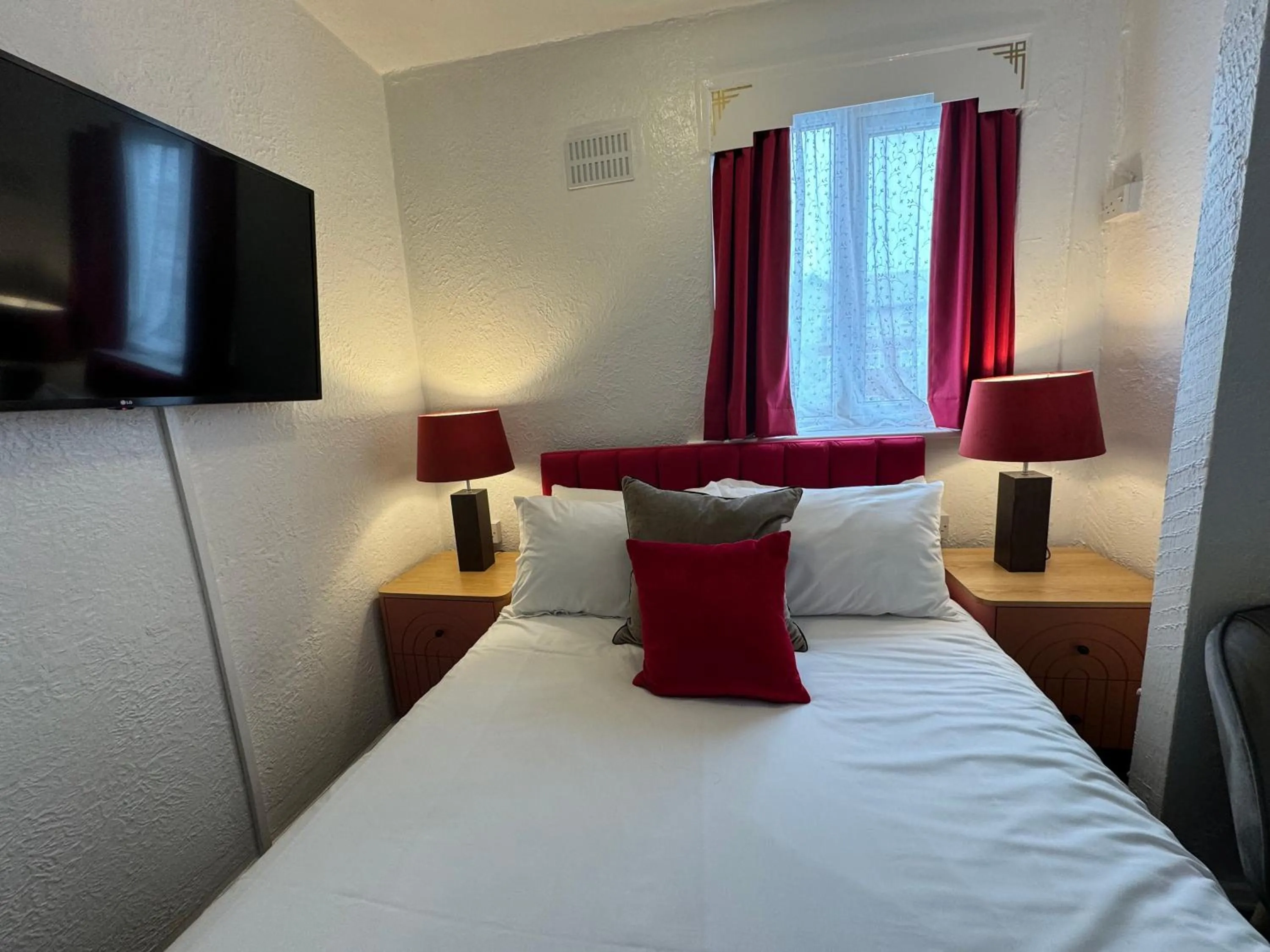 Photo of the whole room, Bed in The Scala Hotel