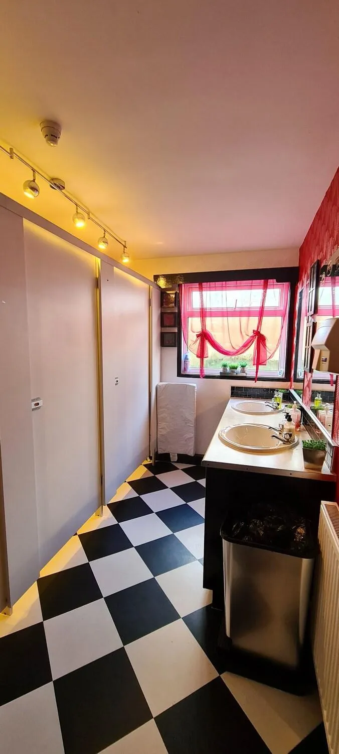 Public Bath in Cadillac Kustomz Guest House