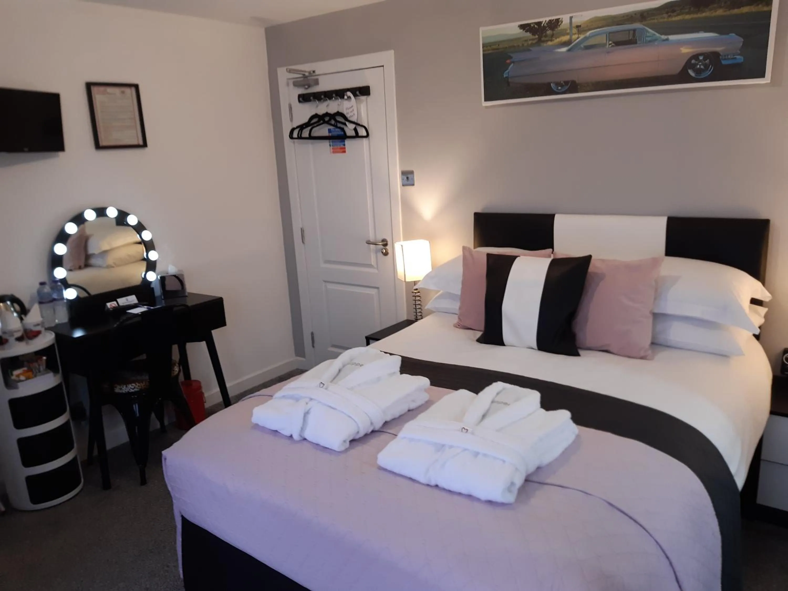 Bedroom, Bed in Cadillac Kustomz Guest House