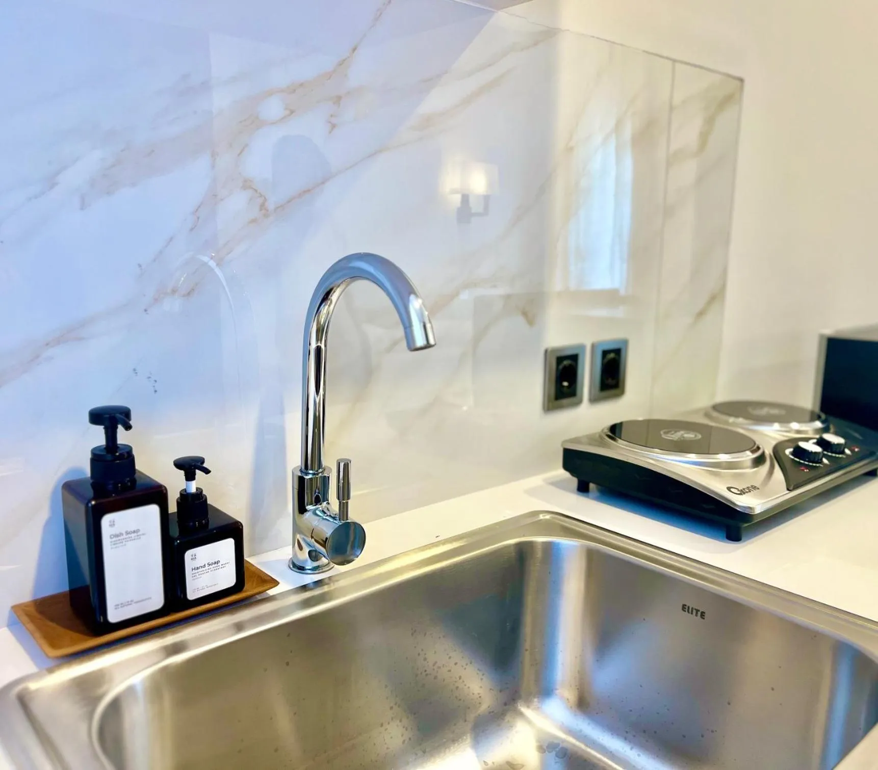 Kitchen or kitchenette in Charlie Guest House