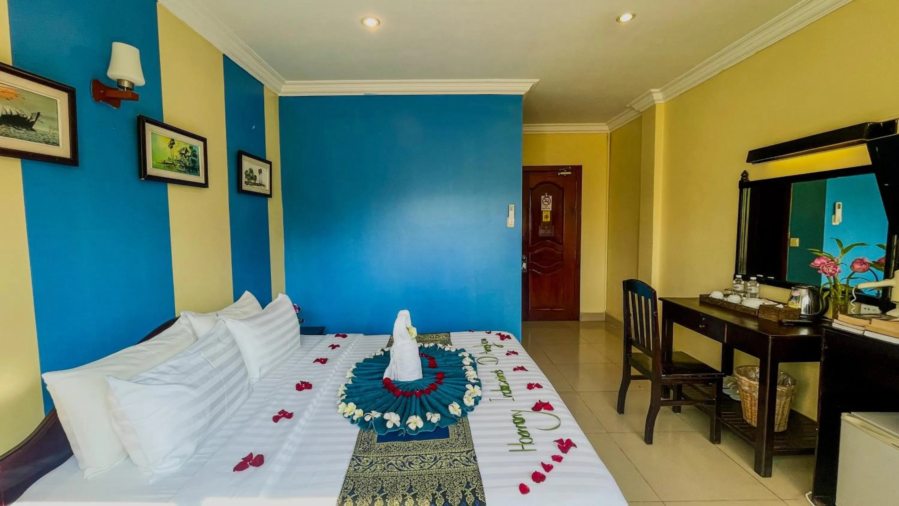 Bedroom, Bed in Harmony Indochine d'Angkor