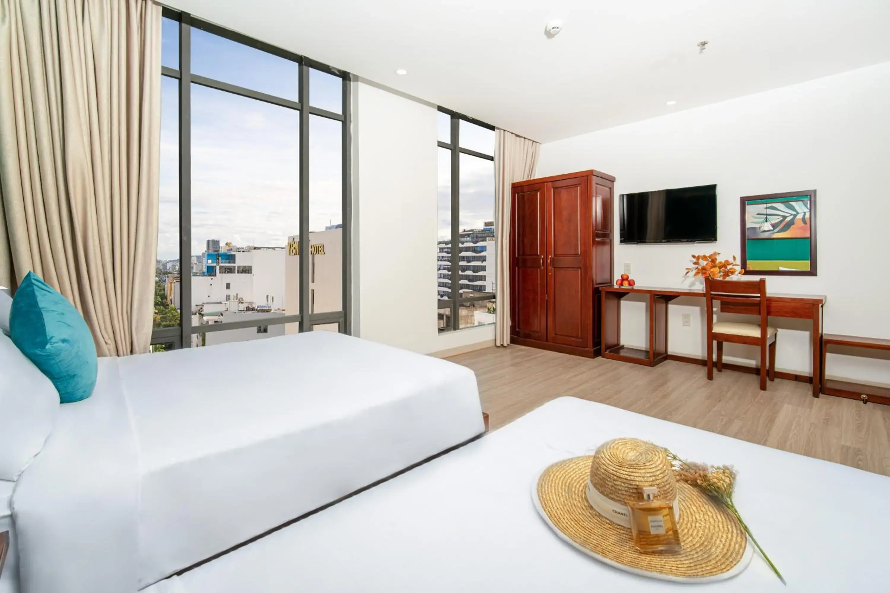 Communal lounge/ TV room, Bed in May Beach Hotel Communal lounge/ TV room, Bed in May Beach Hotel