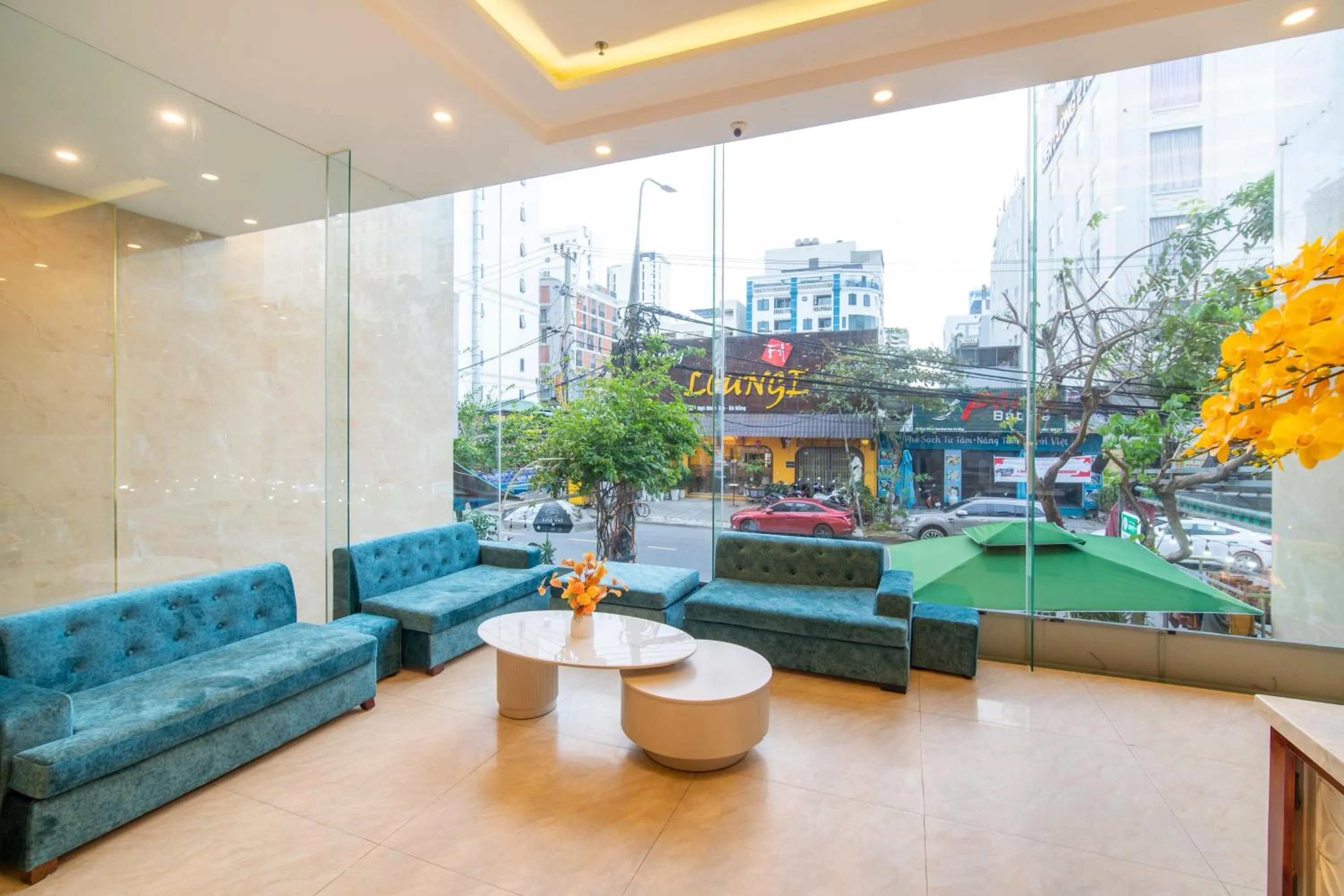 Communal lounge/ TV room in May Beach Hotel