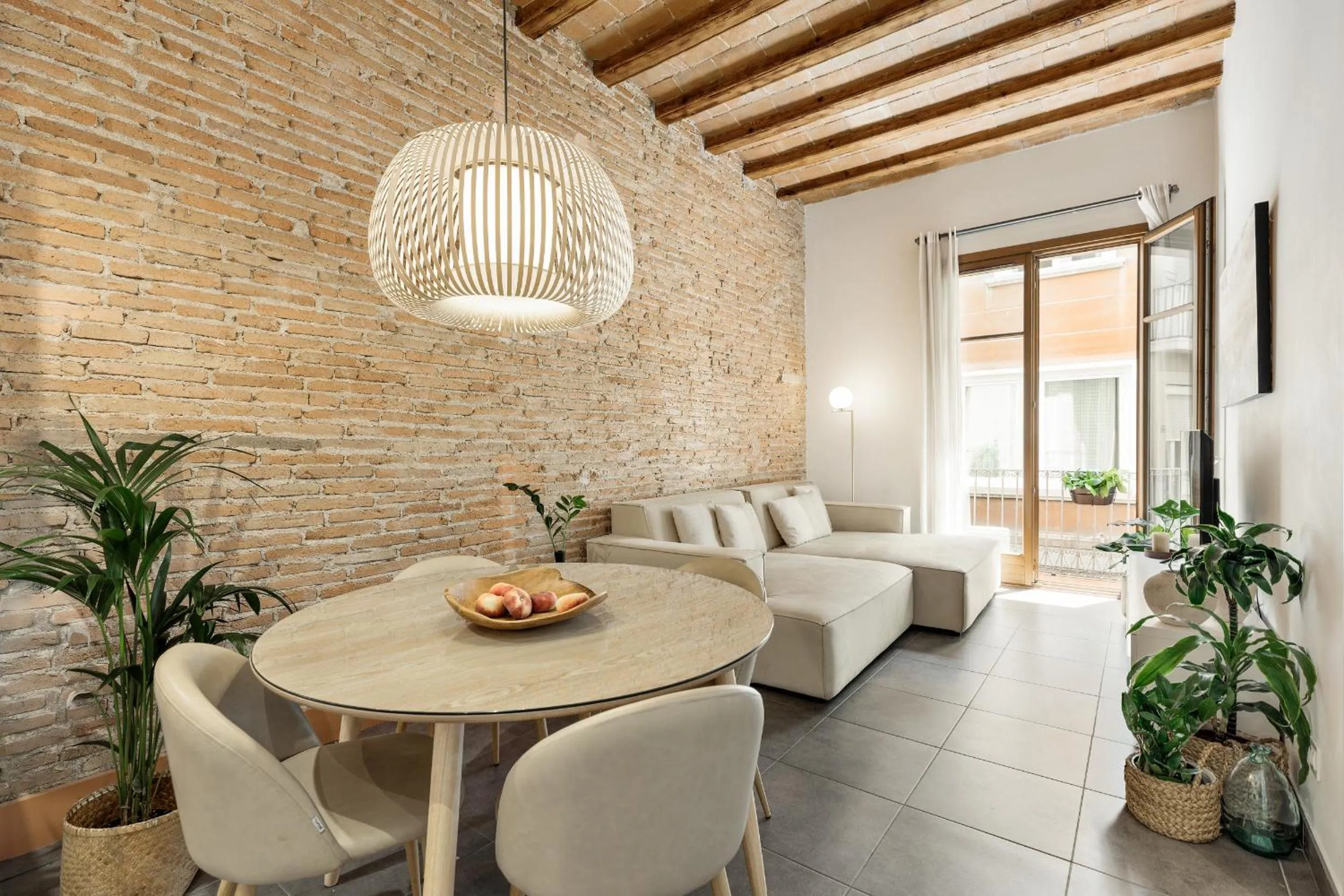 Dining area in Ola Living MACBA