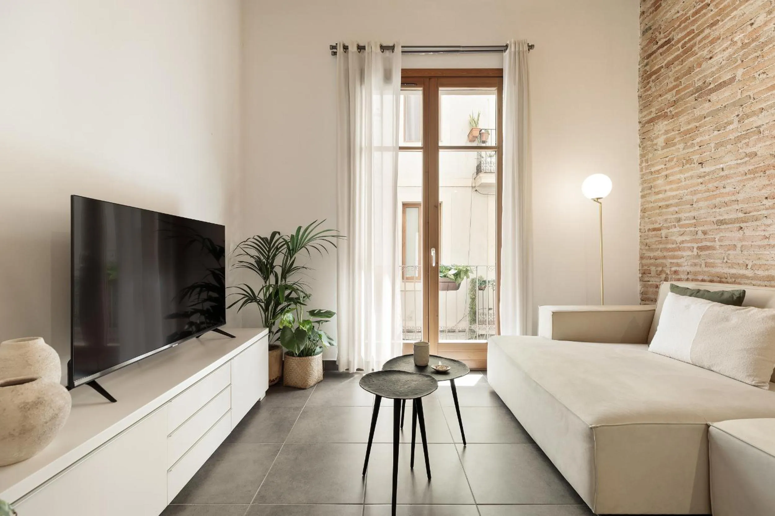 Dining area in Ola Living MACBA