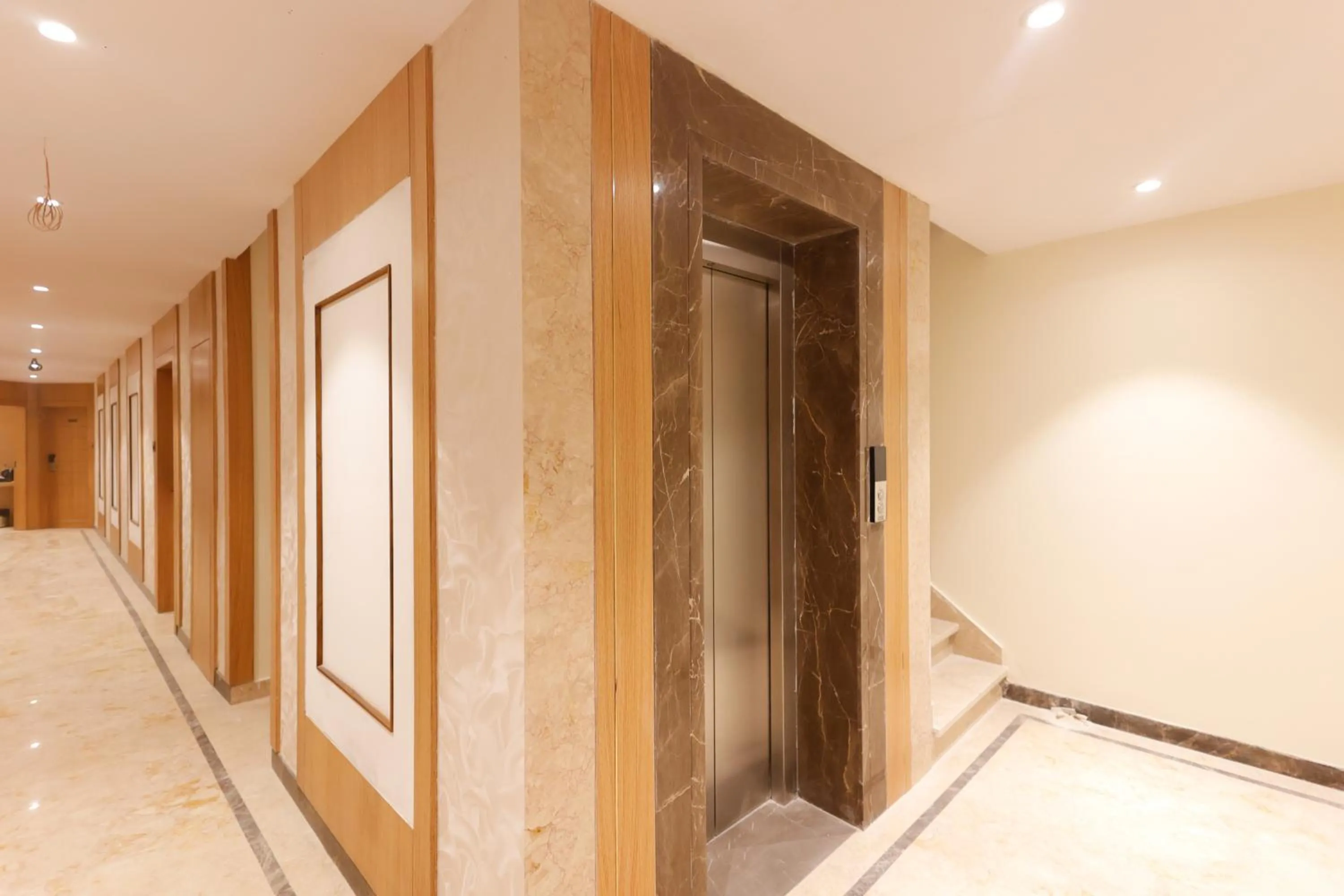 elevator in Hotel Sarc Inn