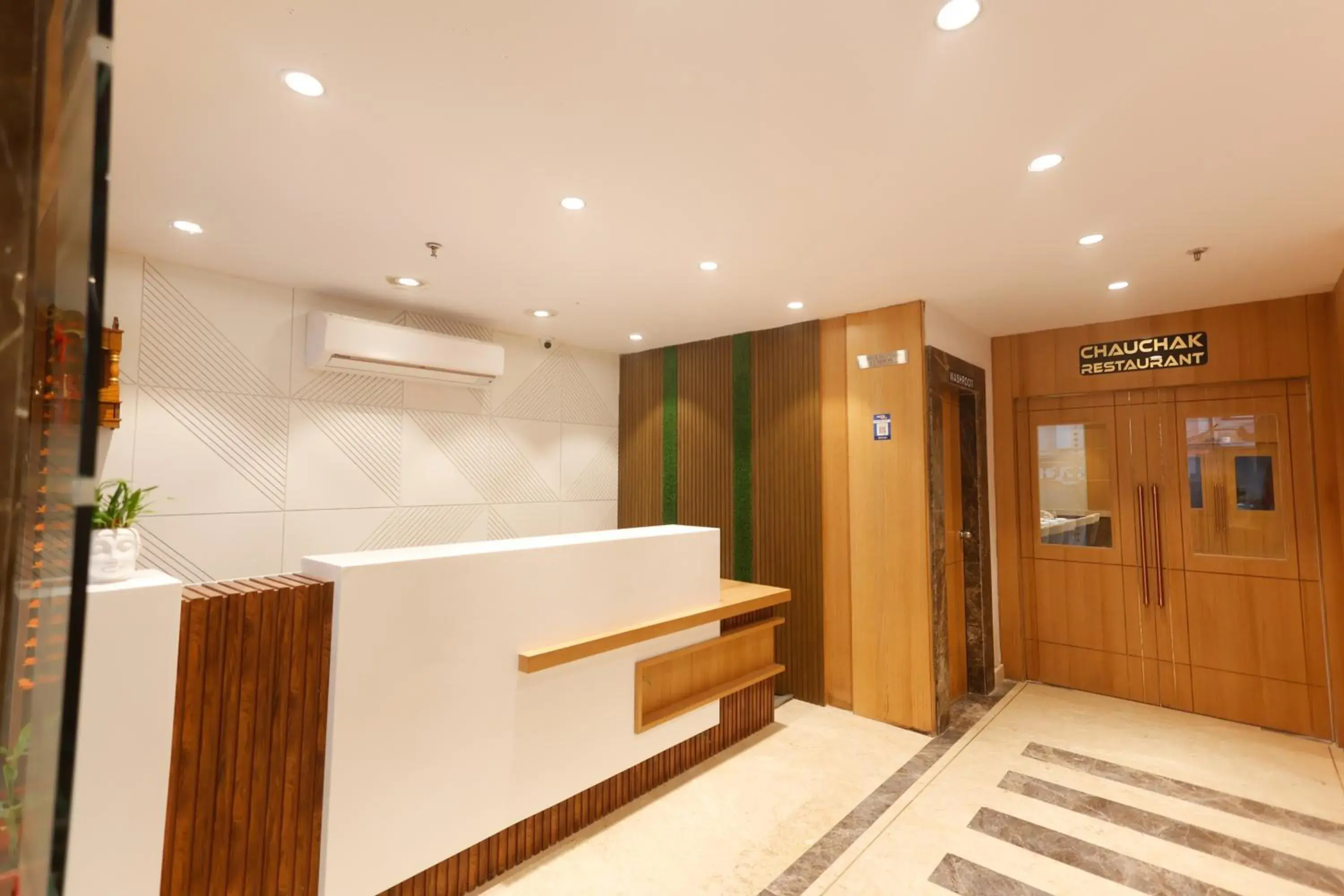 Lobby or reception in Hotel Sarc Inn Lobby or reception in Hotel Sarc Inn