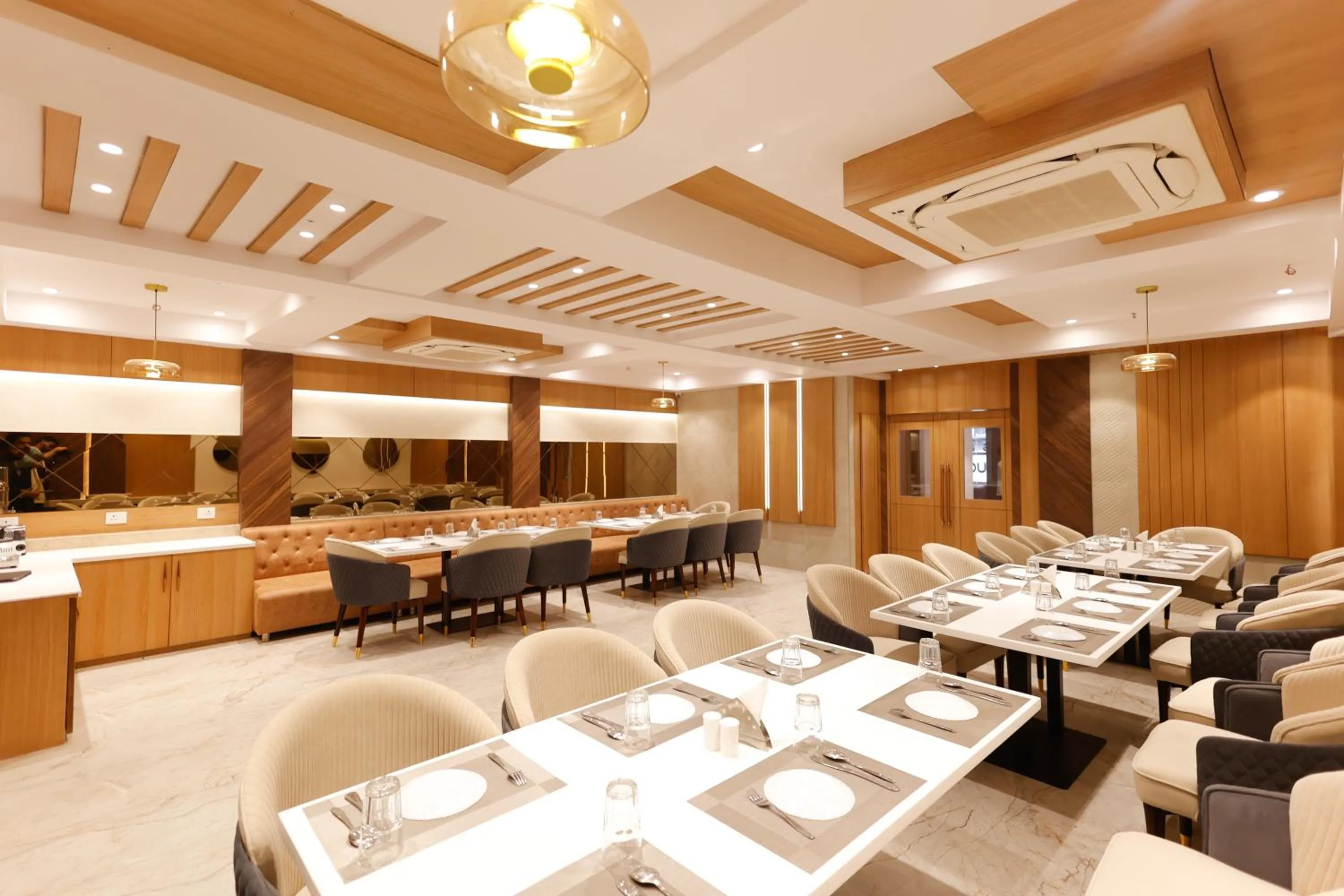 Restaurant/places to eat in Hotel Sarc Inn