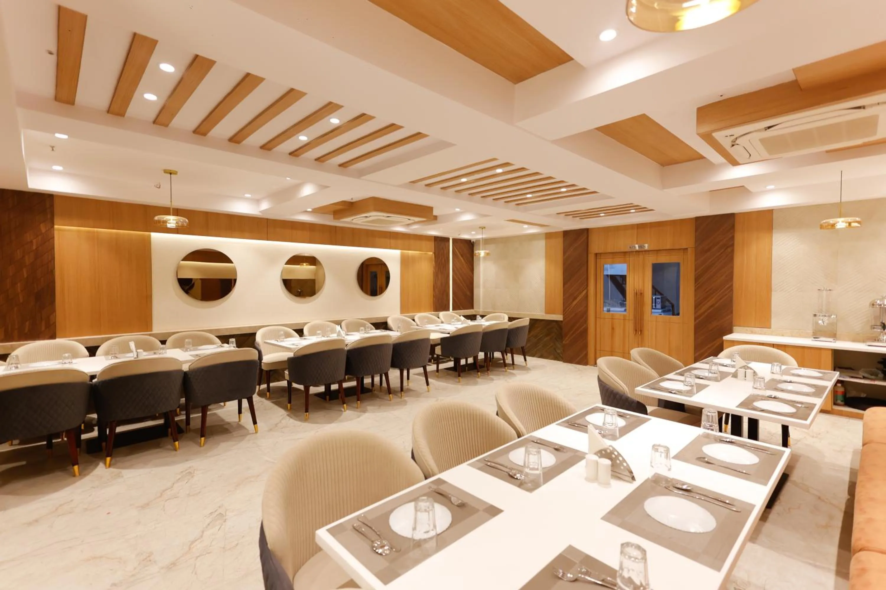 Restaurant/places to eat in Hotel Sarc Inn