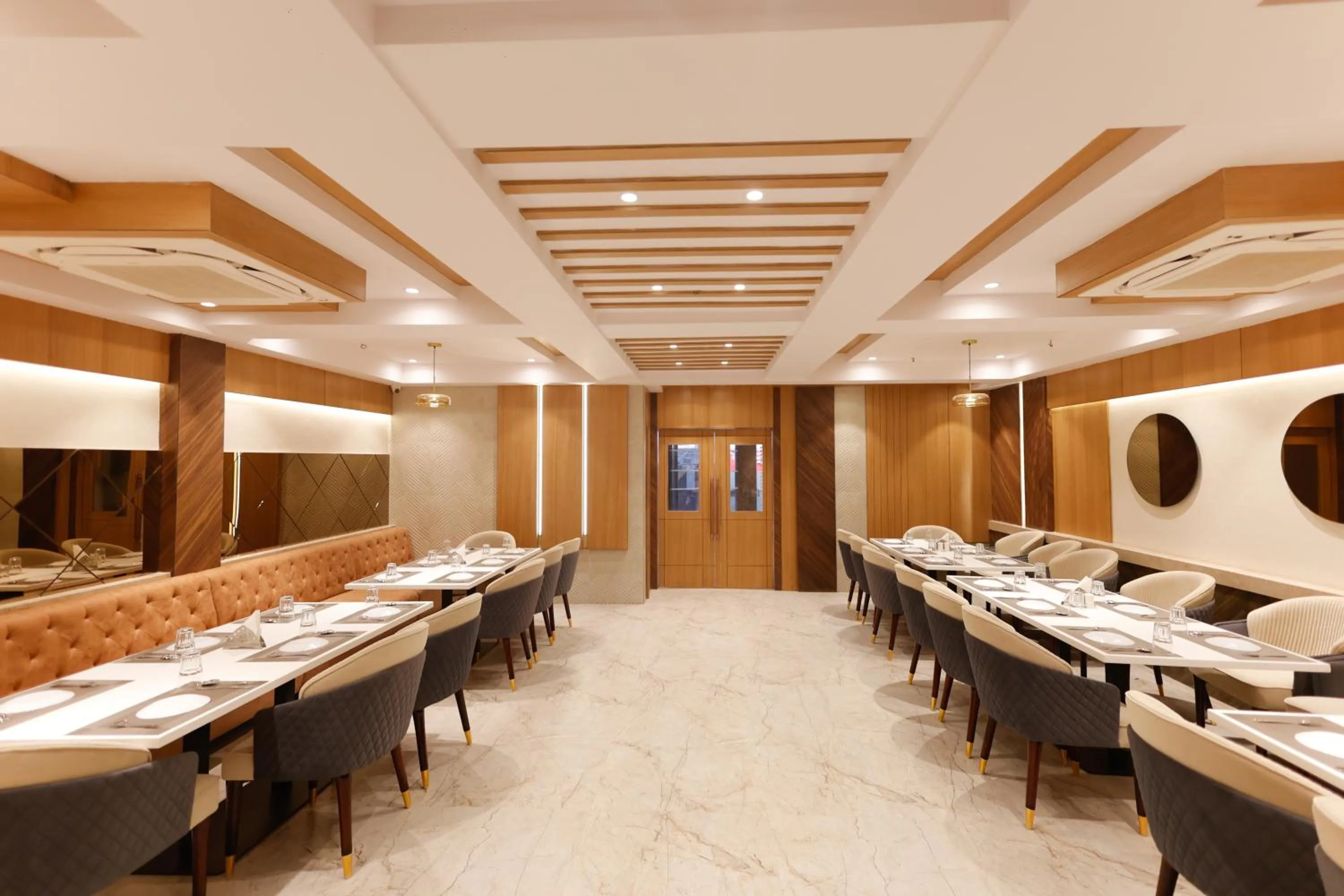 Restaurant/places to eat in Hotel Sarc Inn