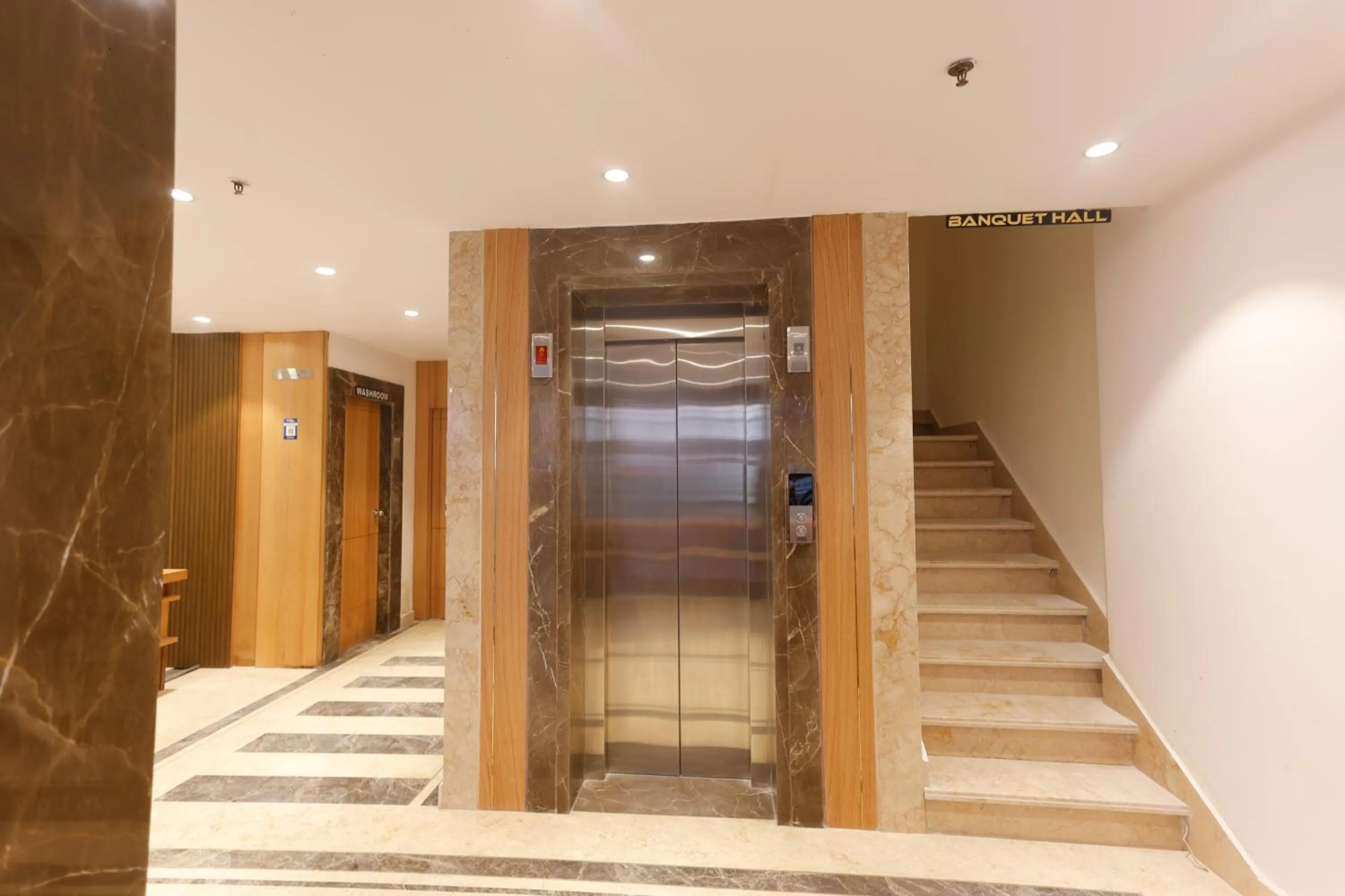 elevator in Hotel Sarc Inn