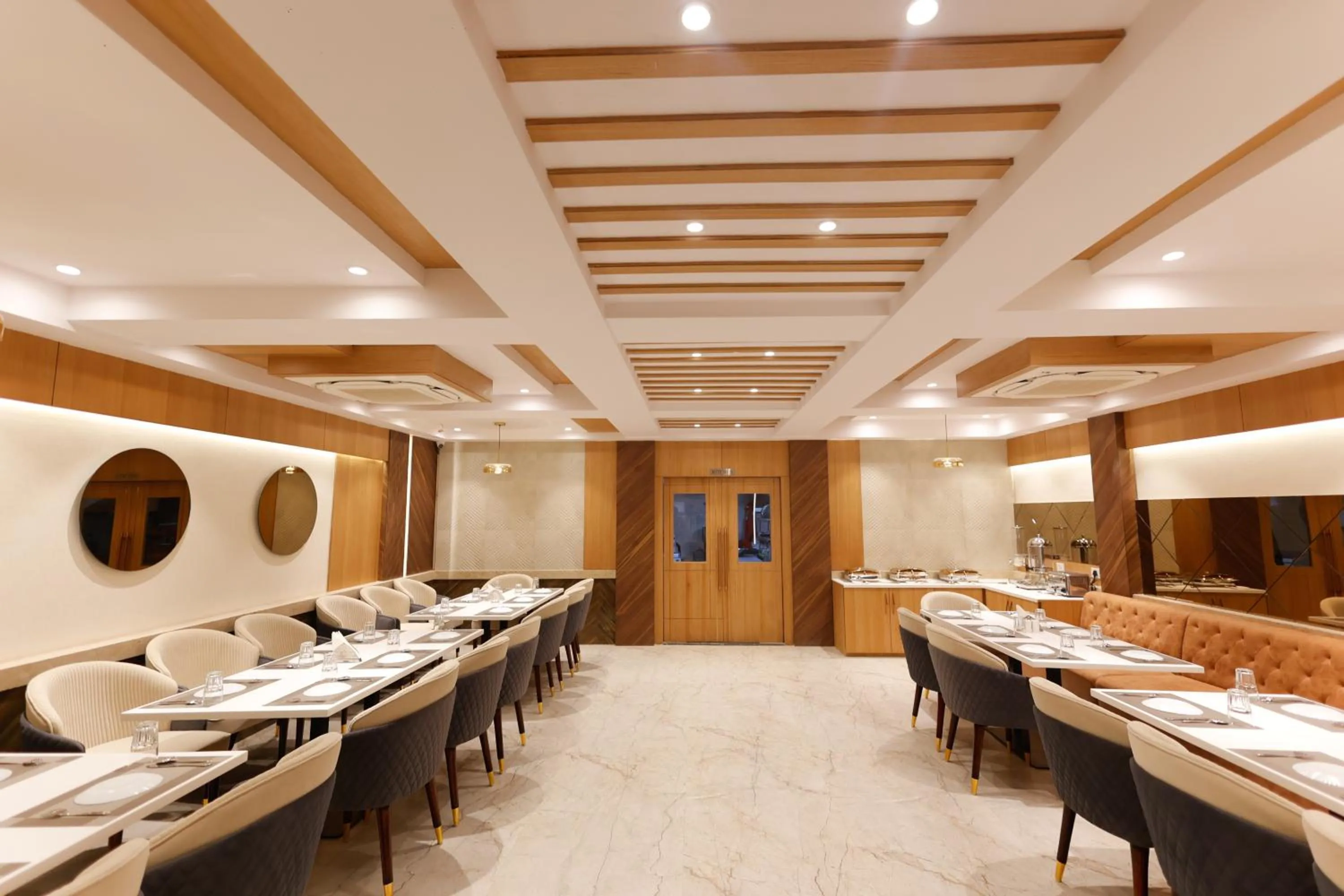 Restaurant/places to eat in Hotel Sarc Inn