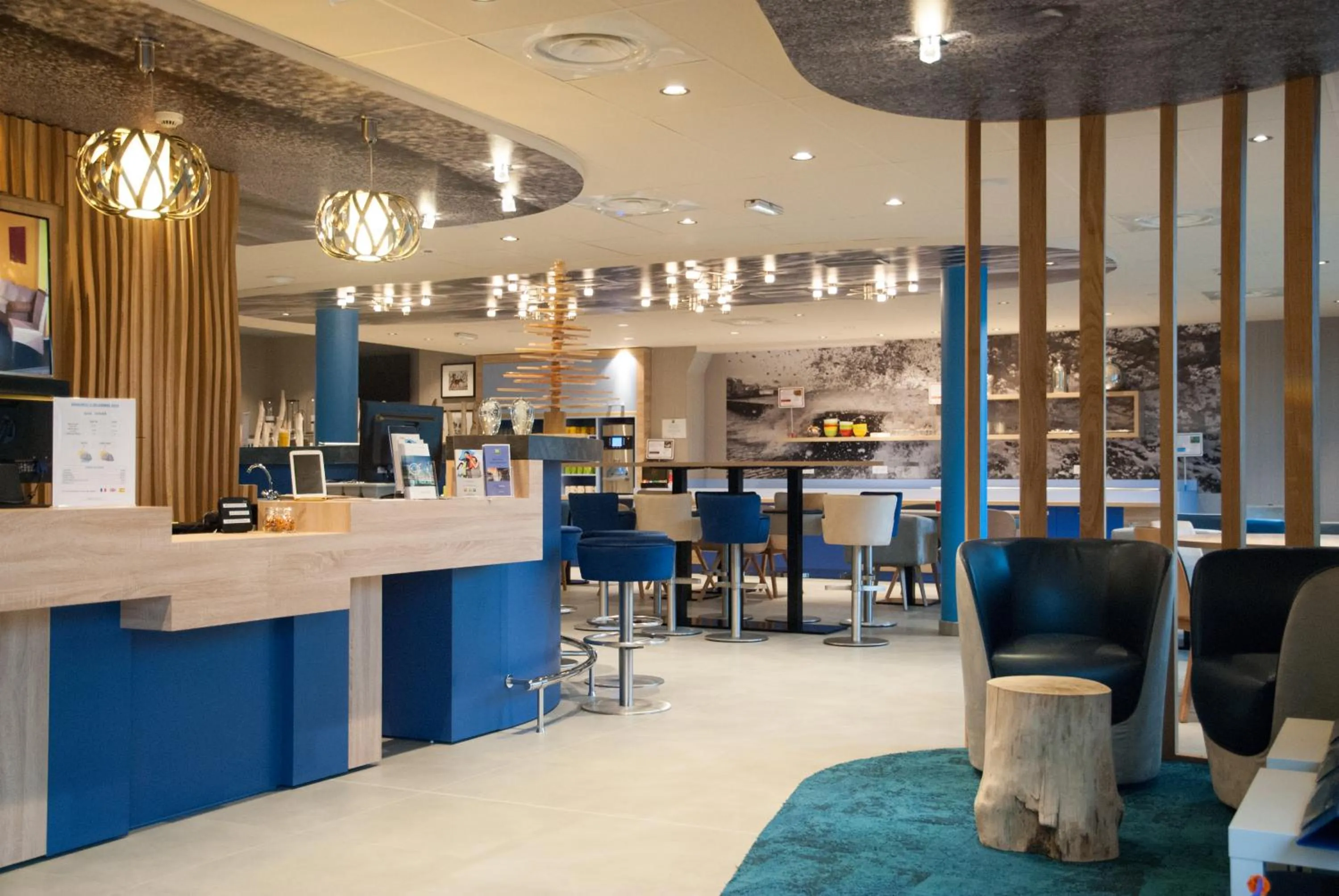 Lobby or reception in ibis Styles Saint Malo Port