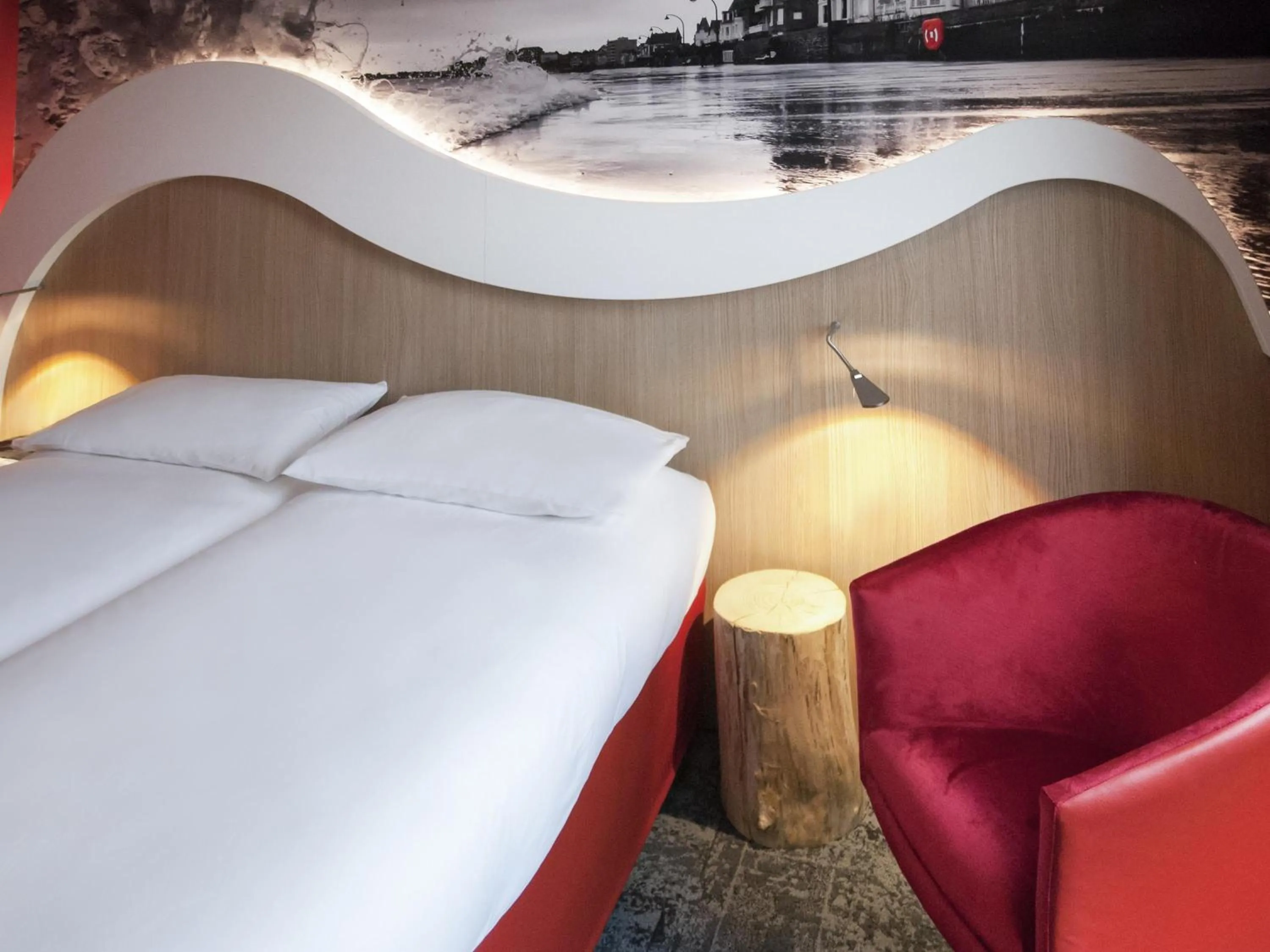 Bedroom, Bed in ibis Styles Saint Malo Port