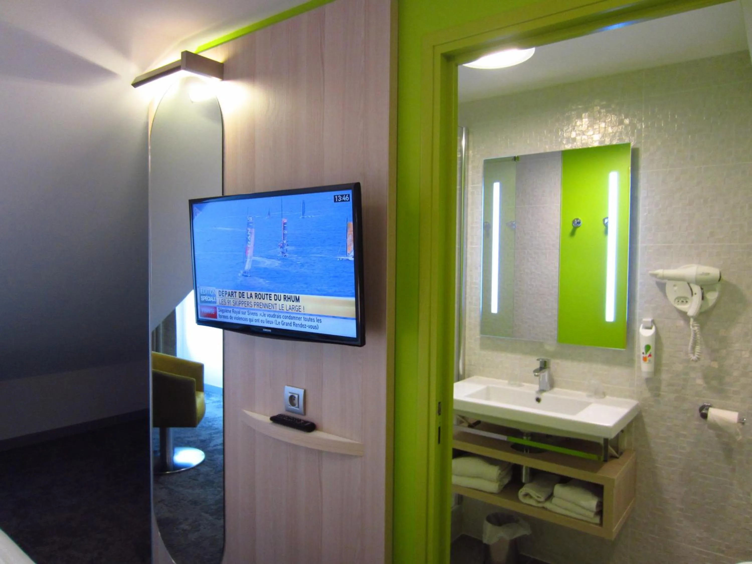 Bathroom in ibis Styles Saint Malo Port