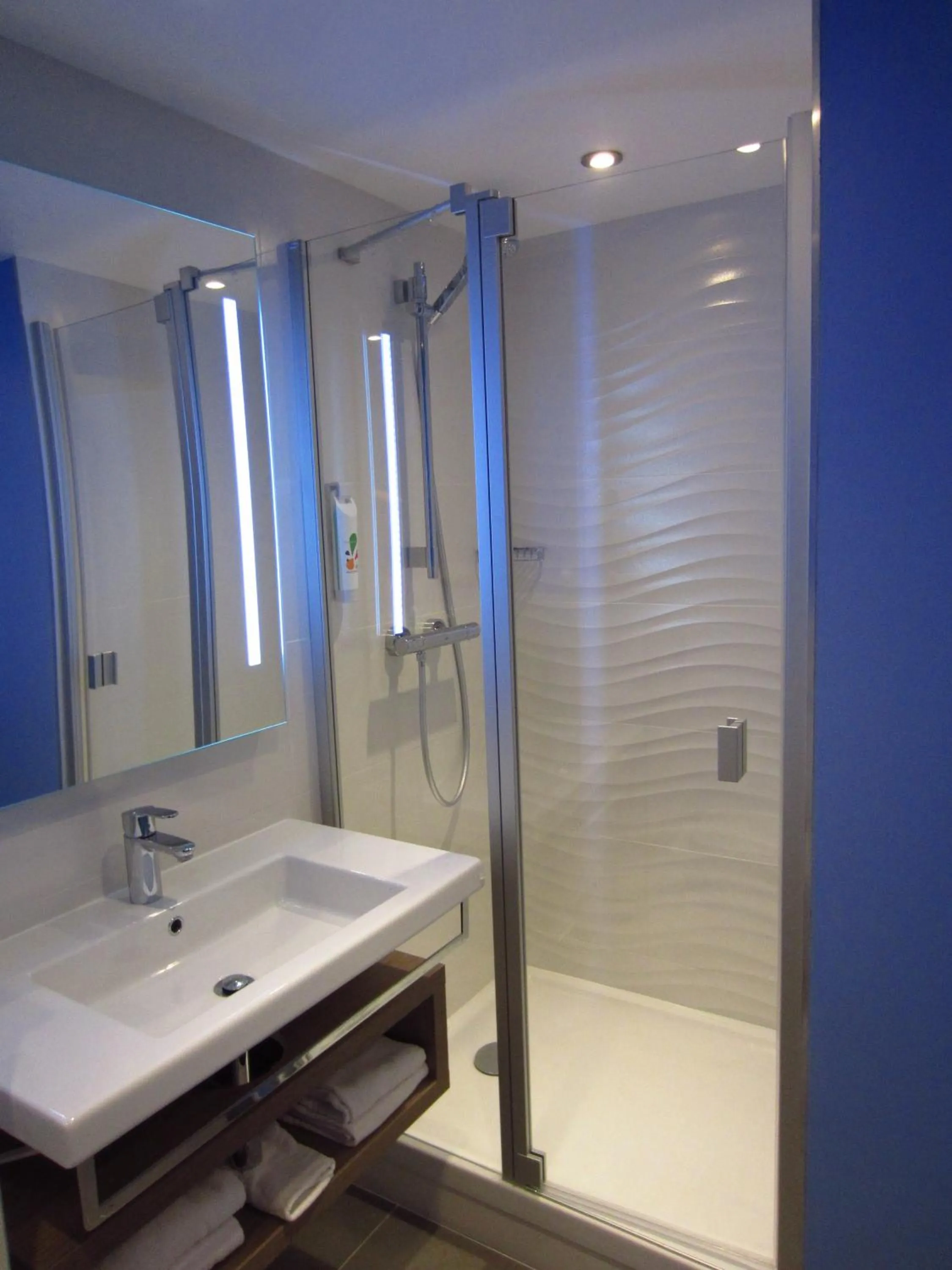 Shower in ibis Styles Saint Malo Port