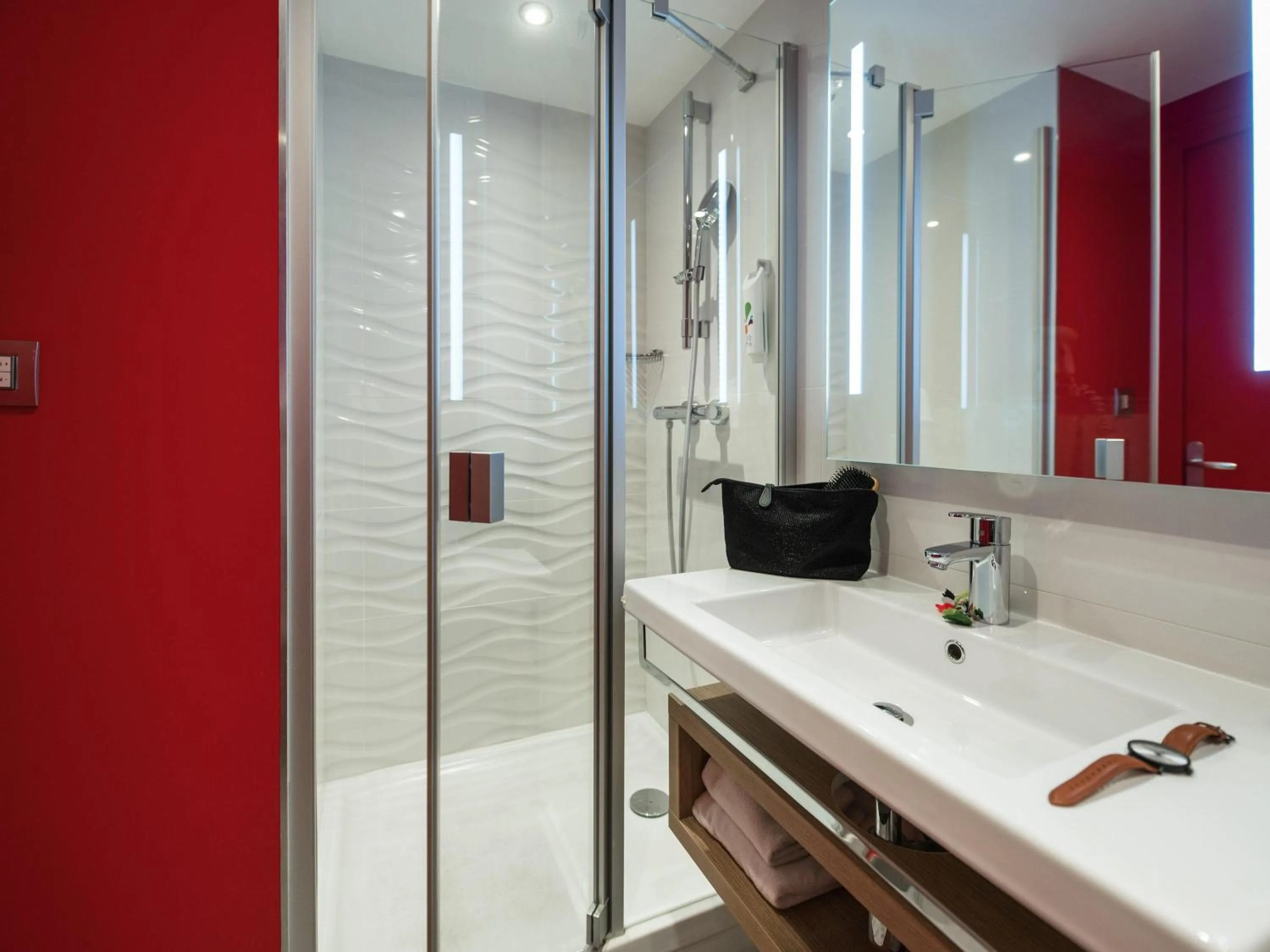 Bedroom in ibis Styles Saint Malo Port