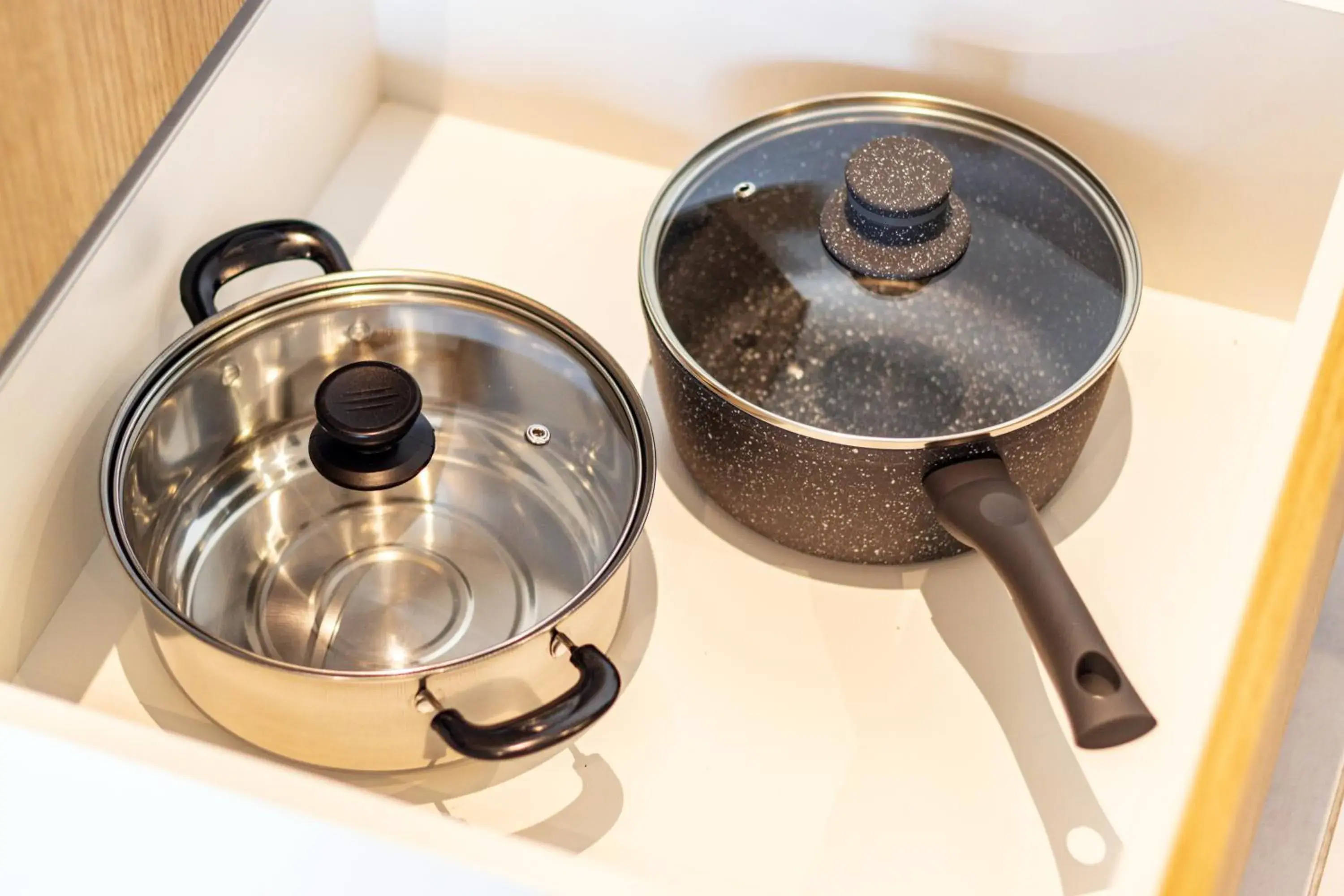 Kitchen or kitchenette in Urban Suites, Signature Collection by Stellar ALV Kitchen or kitchenette in Urban Suites, Signature Collection by Stellar ALV