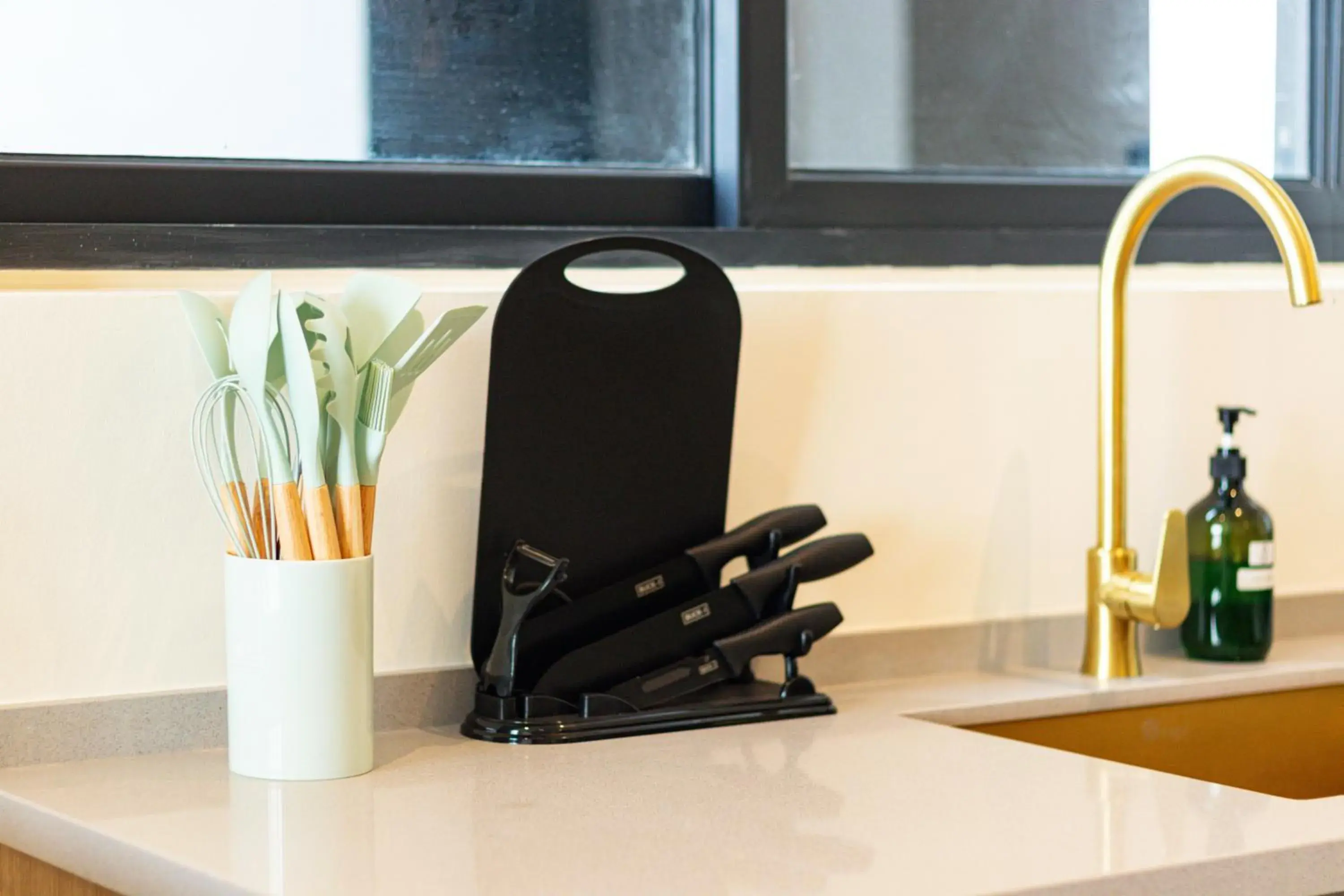 Kitchen or kitchenette in Urban Suites, Signature Collection by Stellar ALV Kitchen or kitchenette in Urban Suites, Signature Collection by Stellar ALV