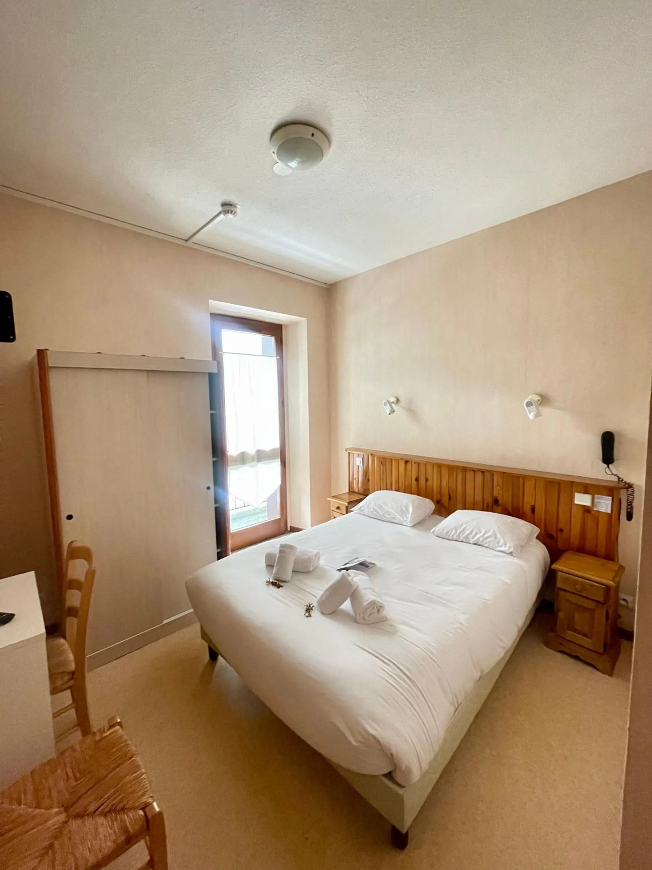Photo of the whole room, Bed in Hôtel Le MontBlanc