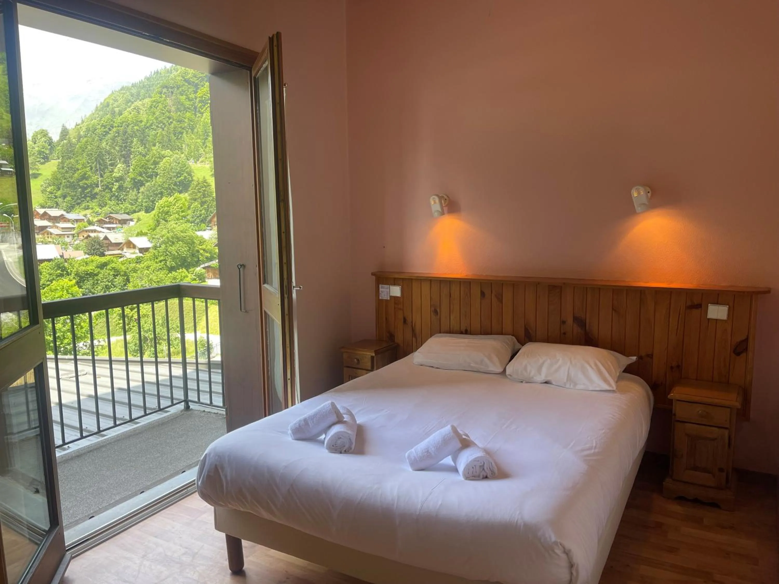 Balcony/Terrace, Bed in Hôtel Le MontBlanc