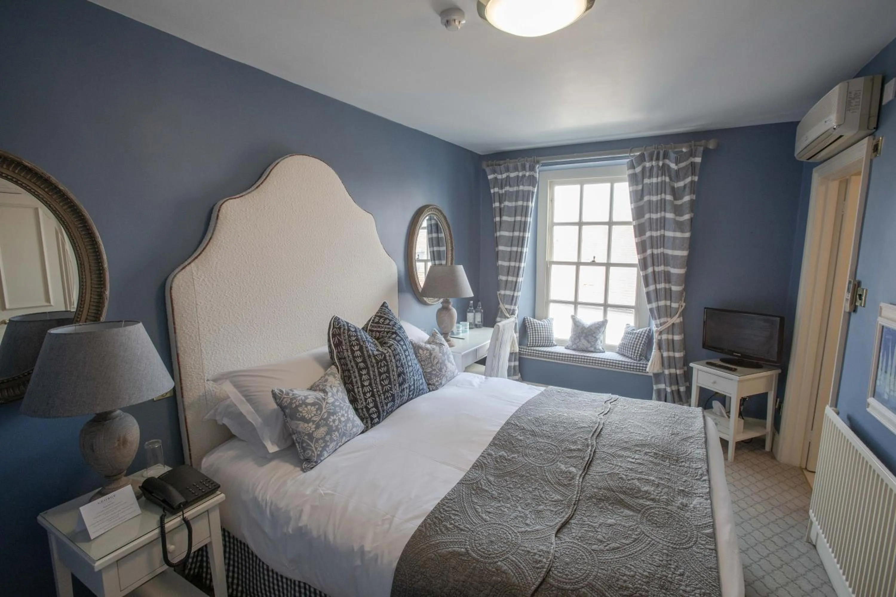 Shower in The George Hotel and Beach Club