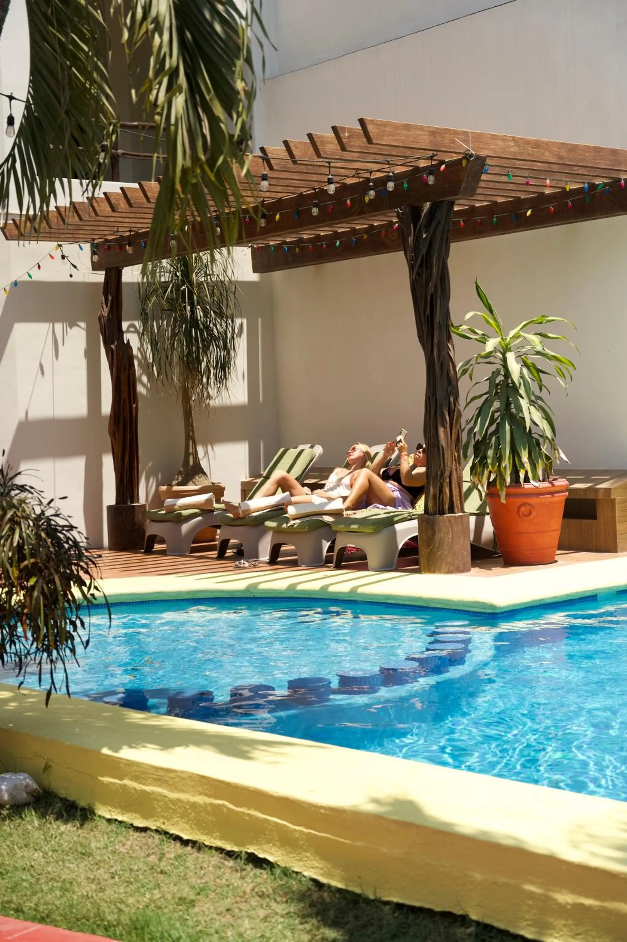 Swimming pool in Hotel y Suites Los Encantos