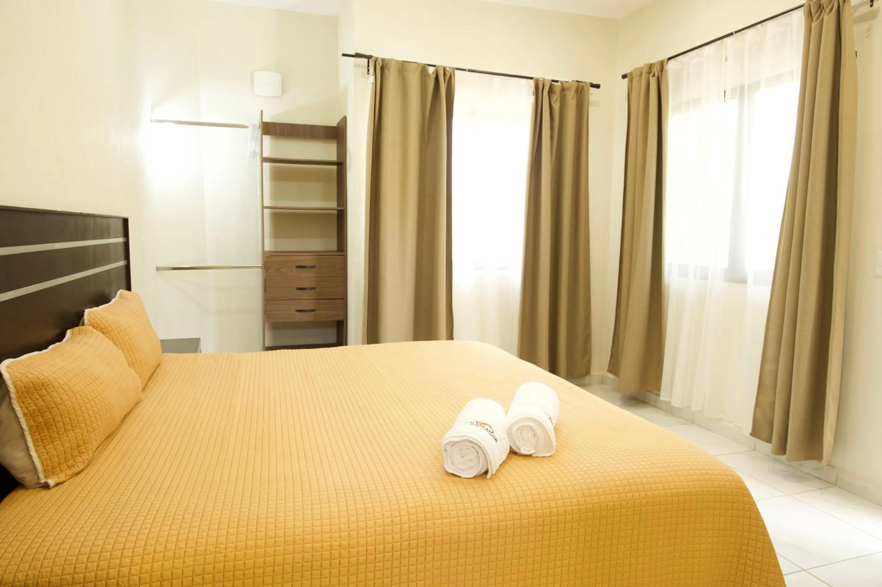 Bedroom, Bed in Hotel y Suites Los Encantos
