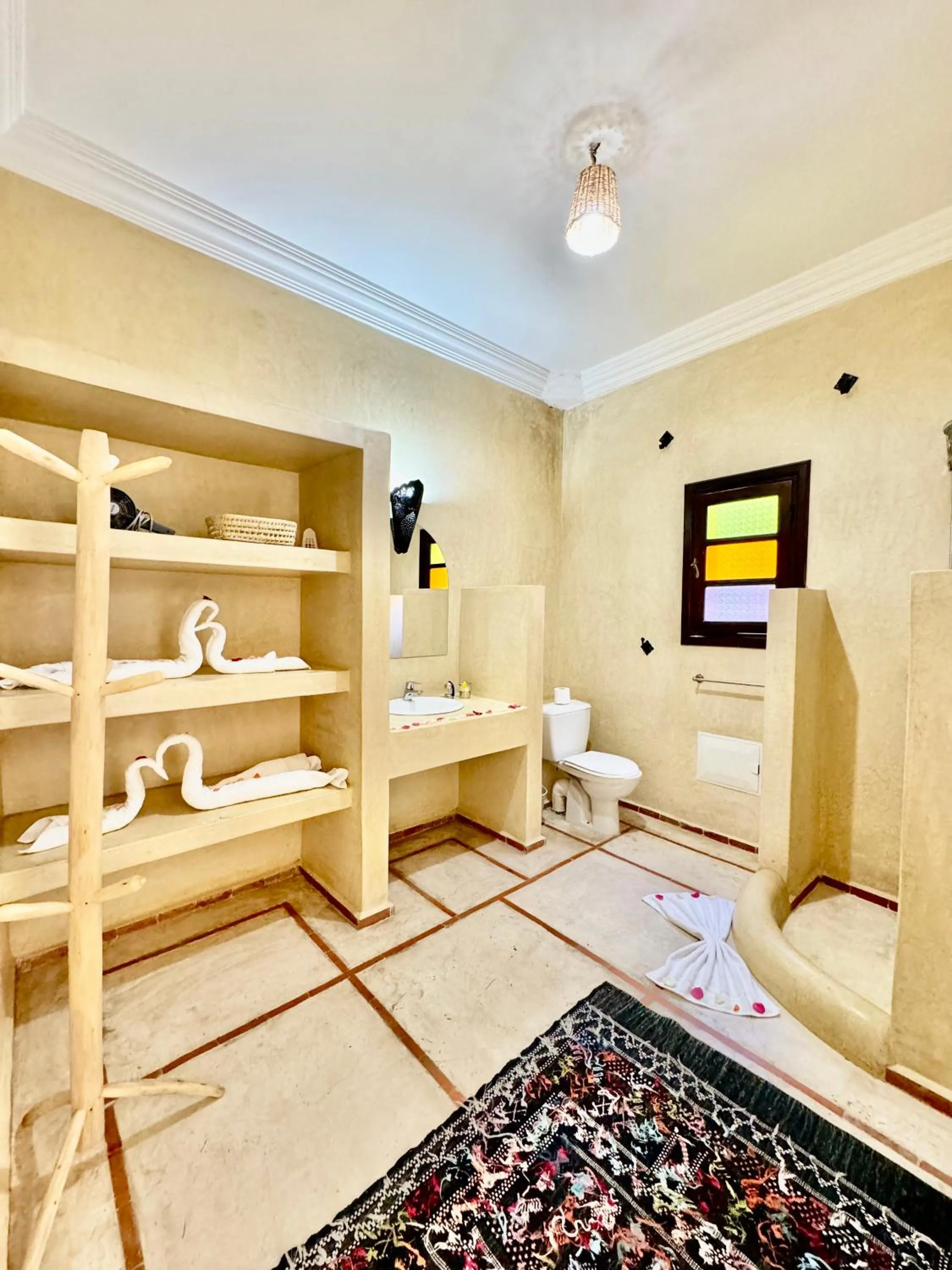 Toilet in Riad Iklil