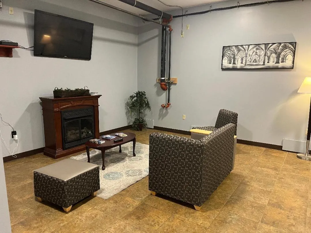 TV and multimedia in Gamble Farm Inn and Suites