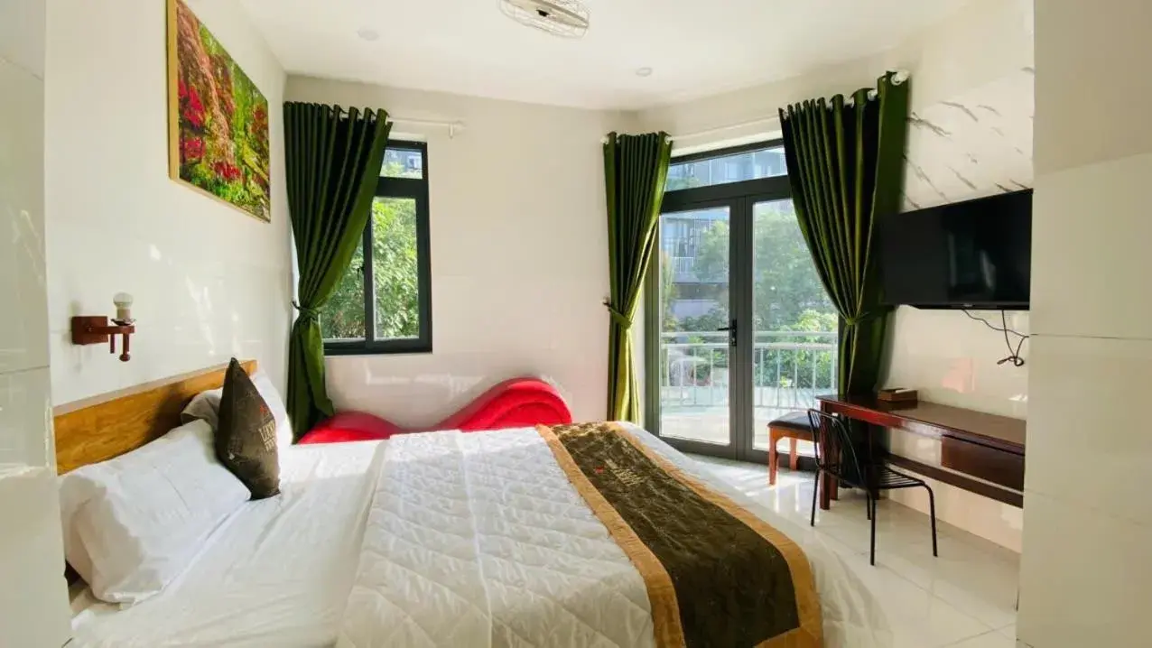 Deluxe Double Room with Balcony in LUCKY HOTEL LIEN PHUONG Deluxe Double Room with Balcony in LUCKY HOTEL LIEN PHUONG