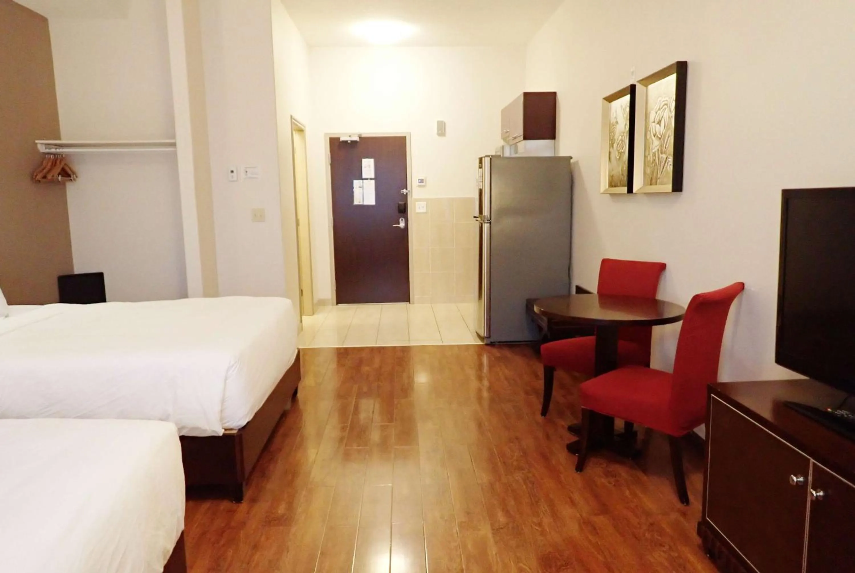 Photo of the whole room, Bed in Days Inn & Suites by Wyndham Fort Saskatchewan