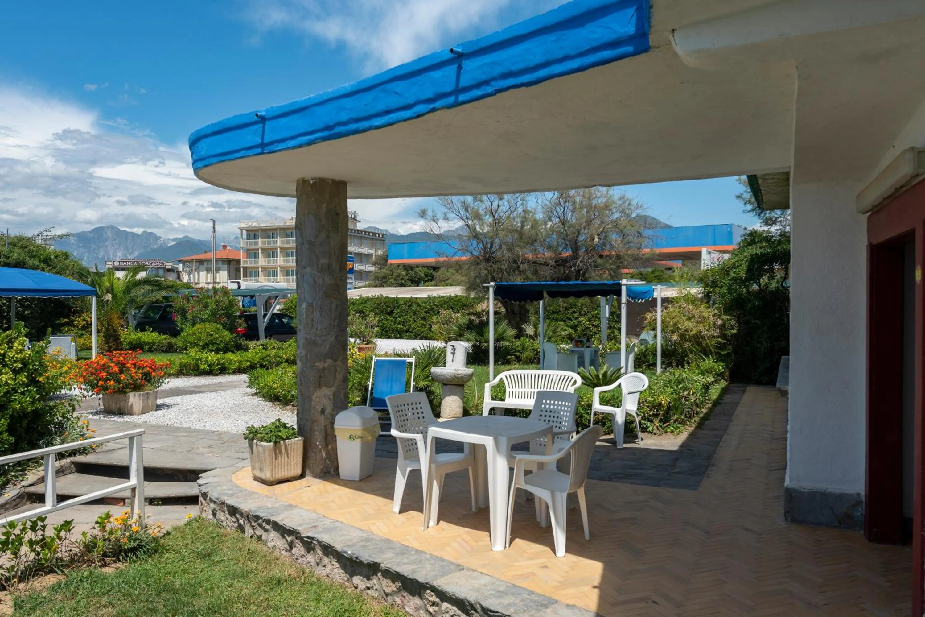 Seating area in La Casina Del Pescatore On the Beach - Happy Rentals