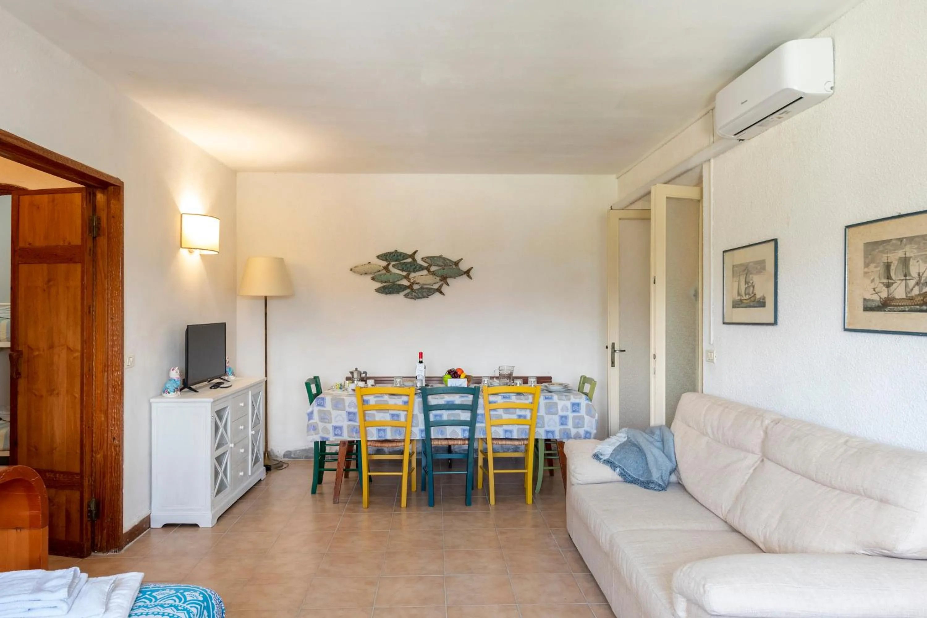 Living room in La Casina Del Pescatore On the Beach - Happy Rentals