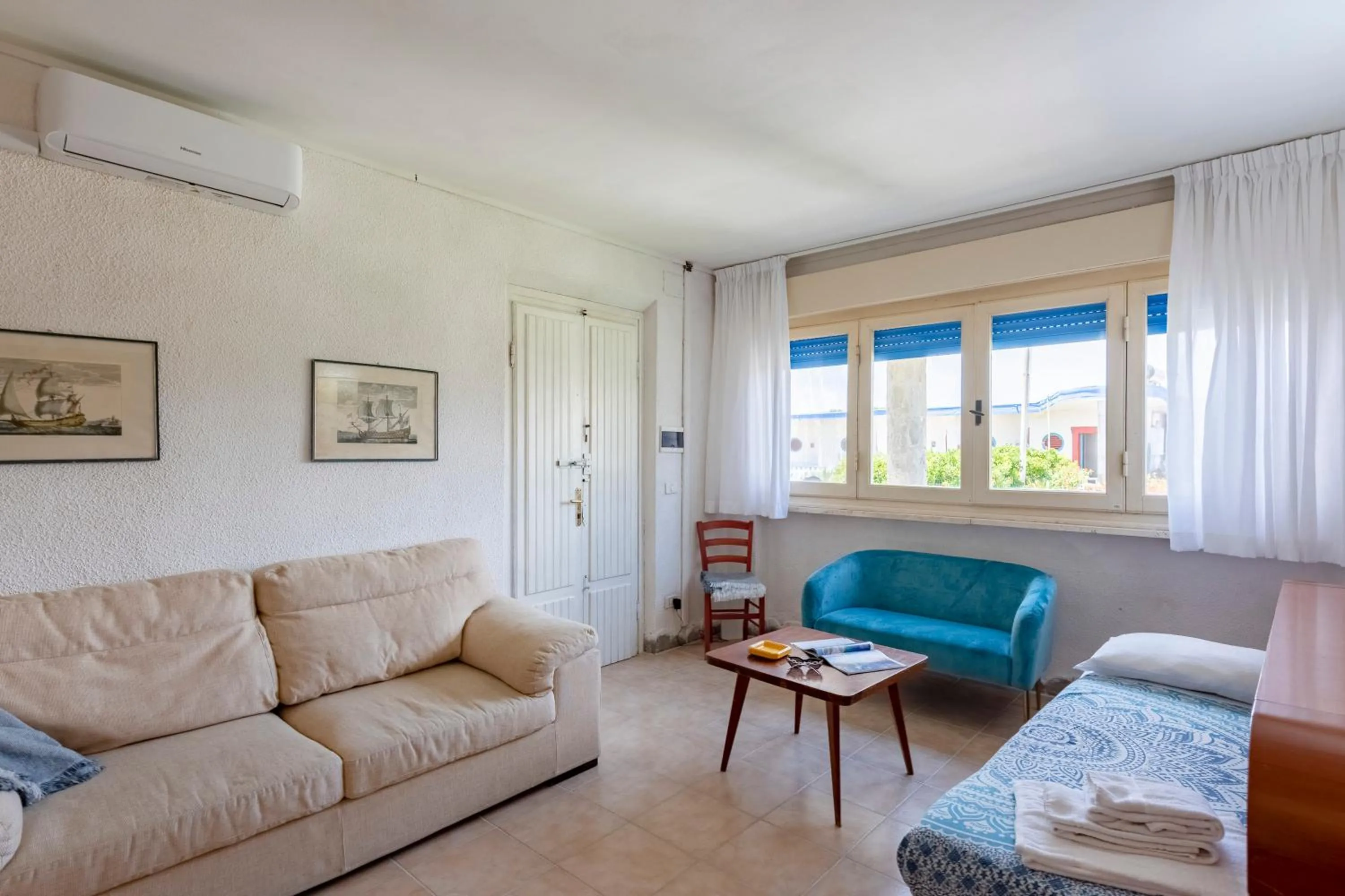 Living room in La Casina Del Pescatore On the Beach - Happy Rentals
