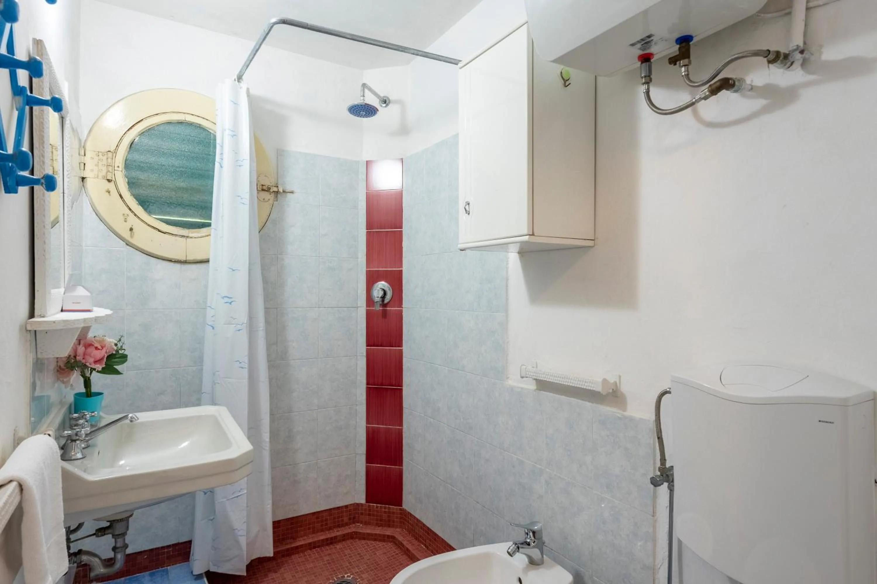 Shower in La Casina Del Pescatore On the Beach - Happy Rentals