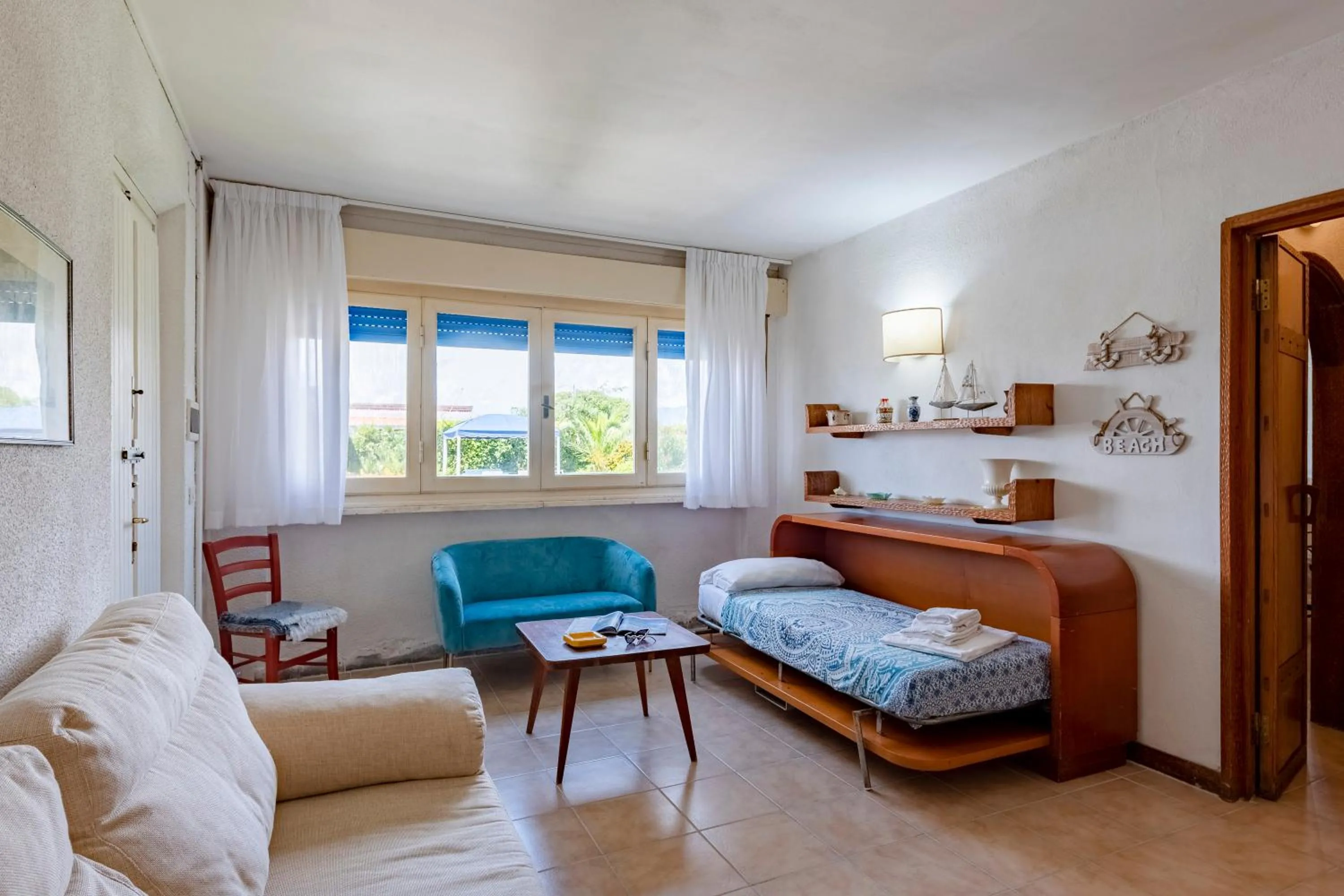 Living room in La Casina Del Pescatore On the Beach - Happy Rentals