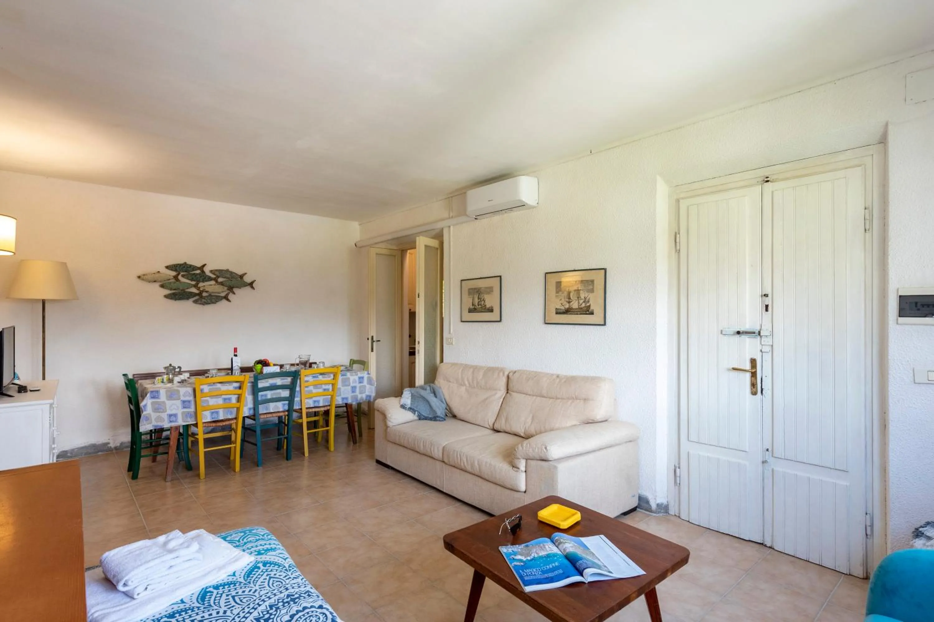 Living room in La Casina Del Pescatore On the Beach - Happy Rentals