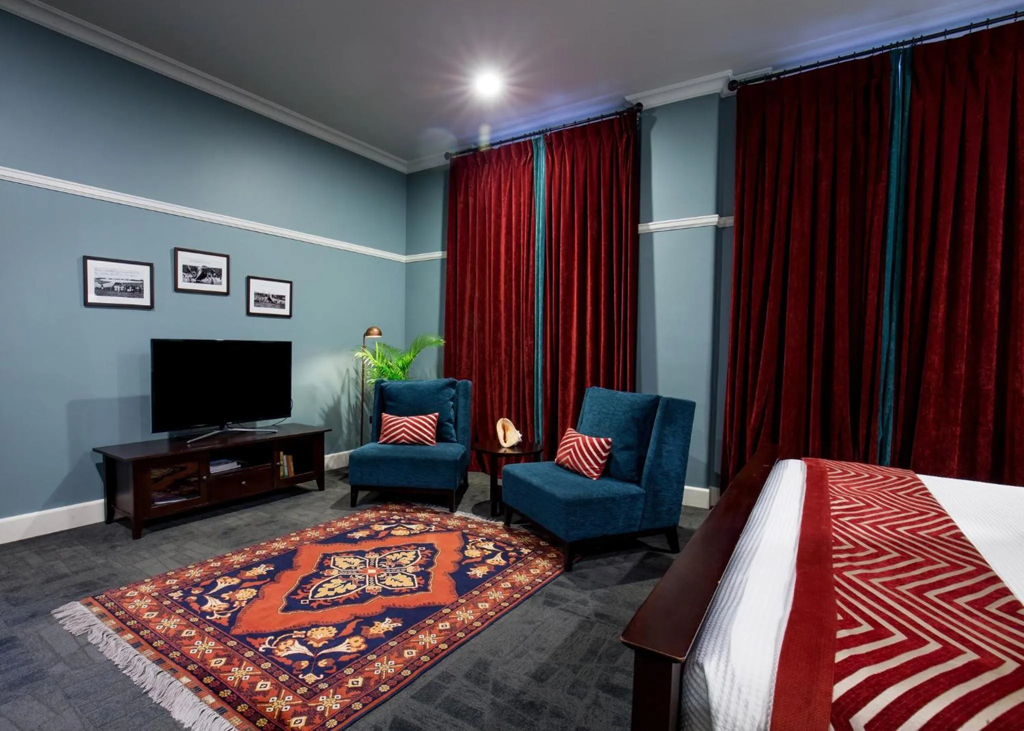 Photo of the whole room, Bed in Grand Pacific Hotel