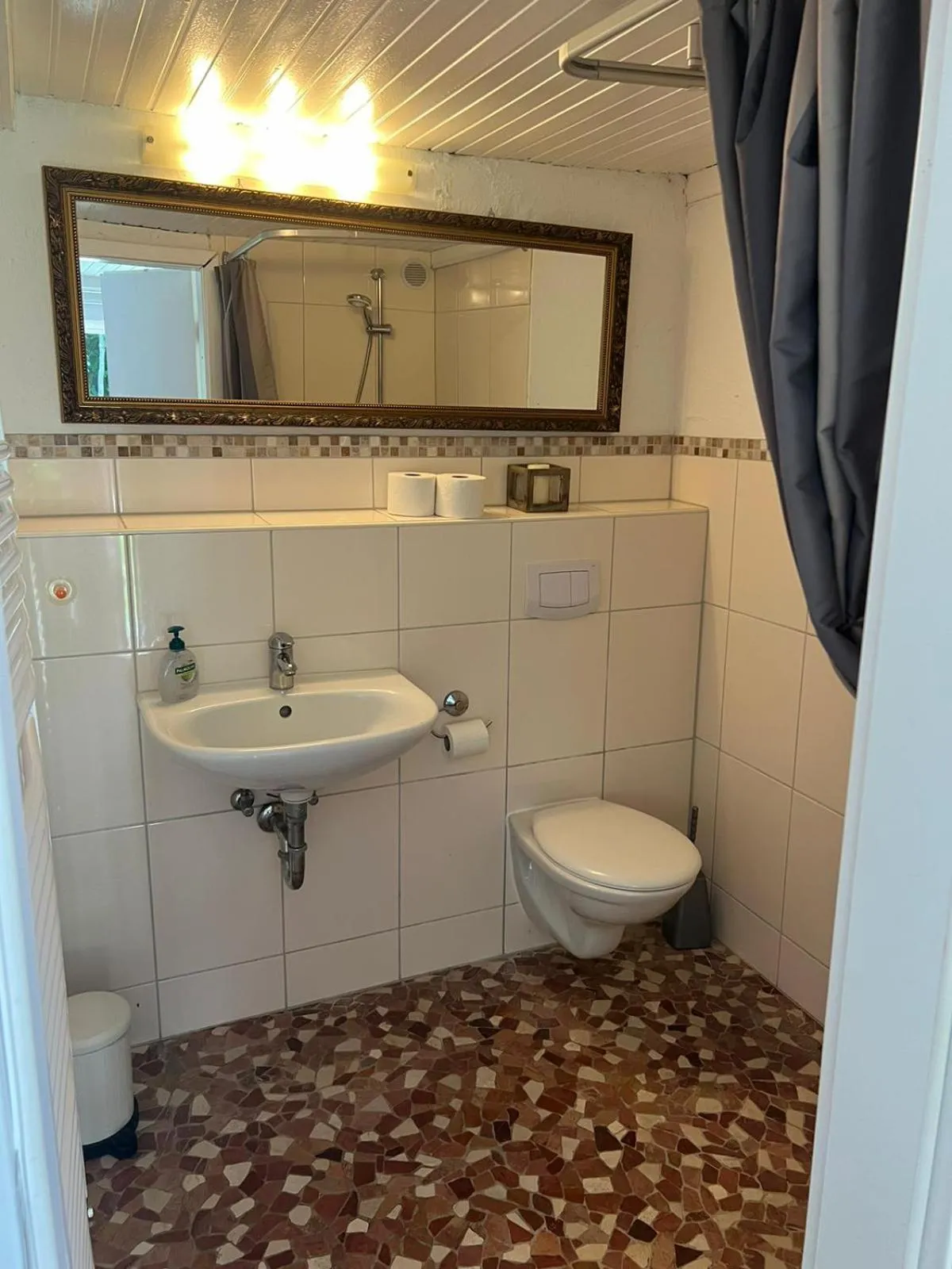 Bathroom in Wohnungen unter Reet