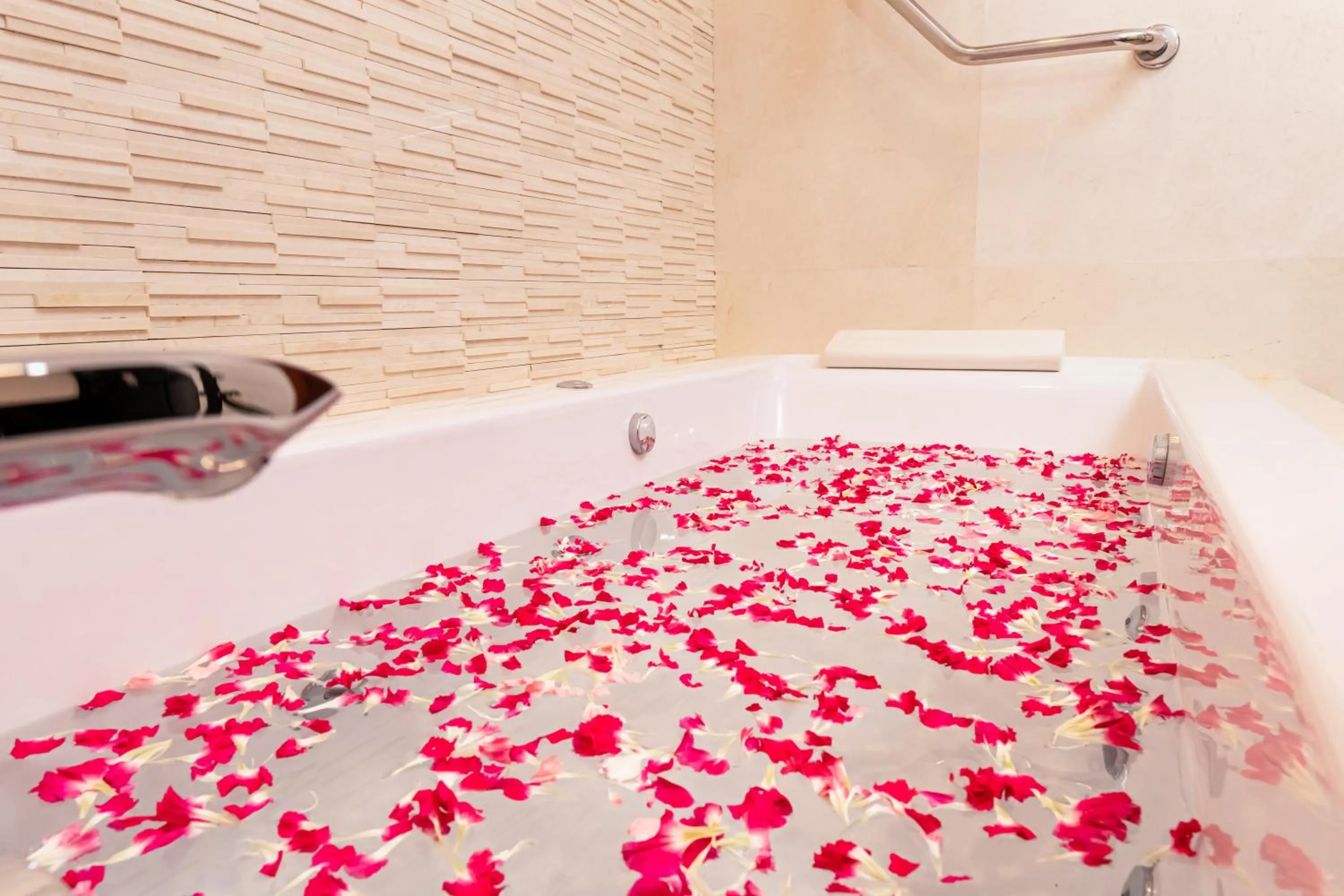 Bathroom in Lao Plaza Hotel